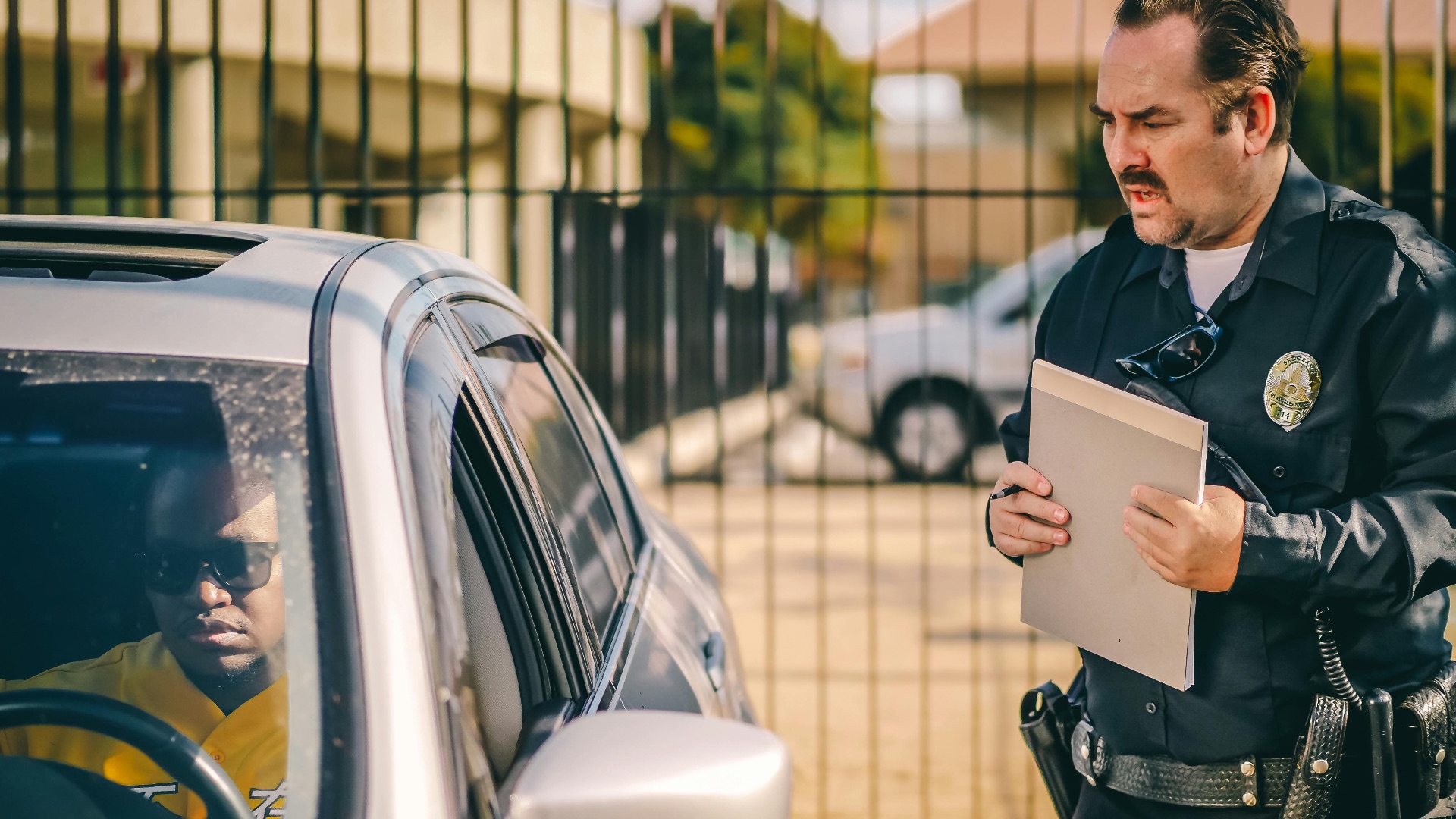 20. Une voiture de police vous fait signe de vous garer sur le côté.