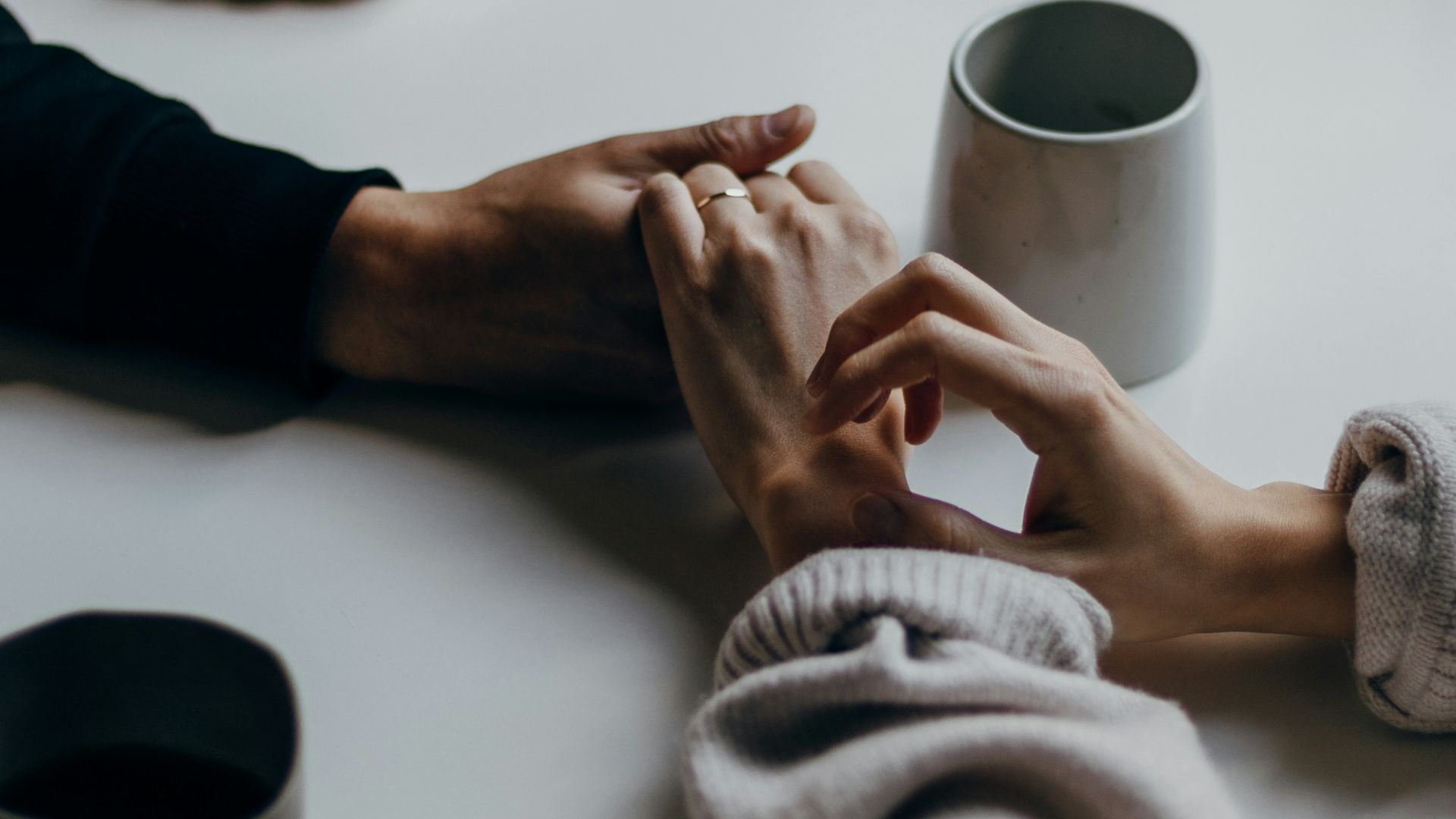8. Il se montre nerveux en votre présence