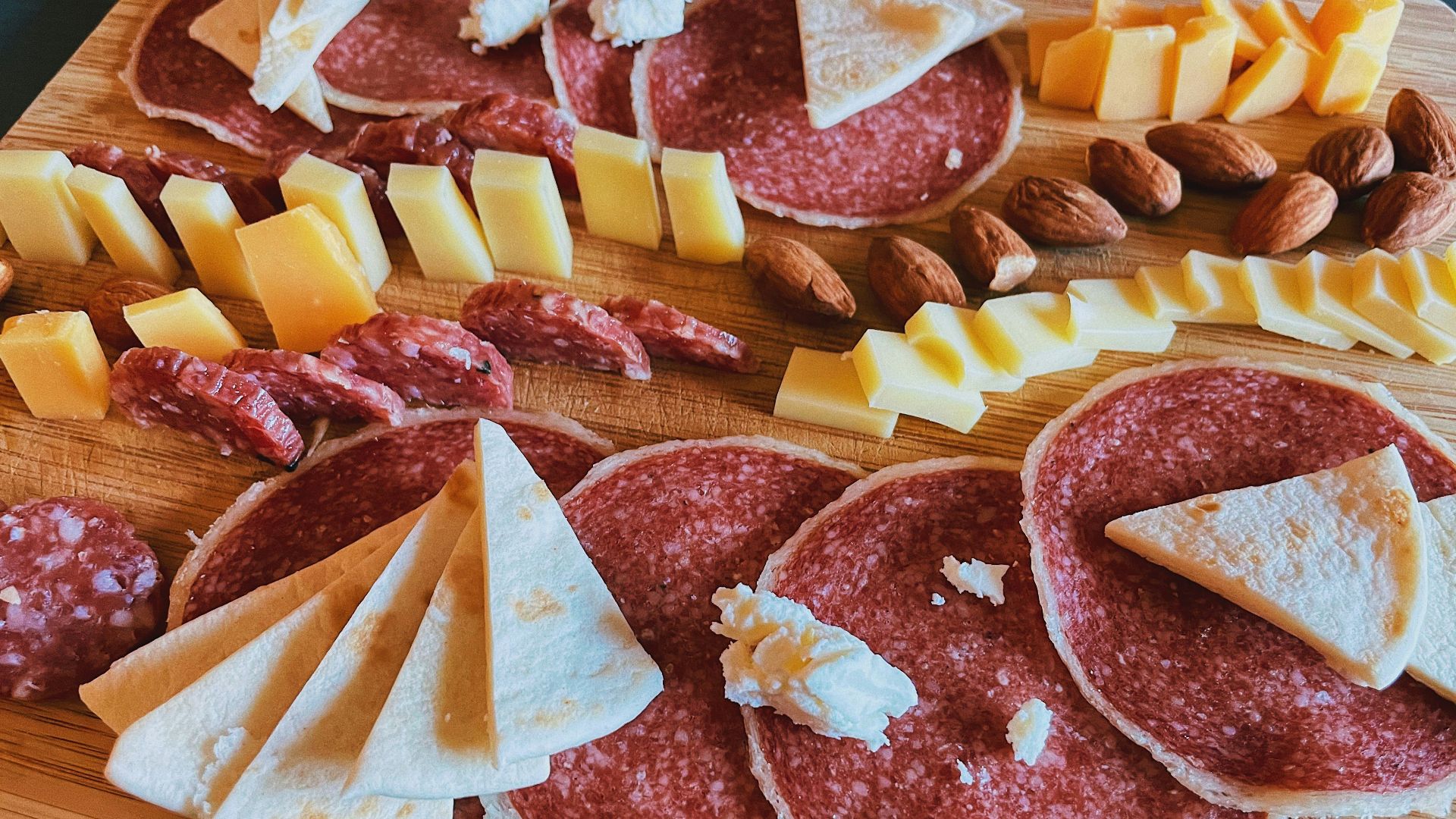 8. Abuser des charcuteries et des fromages