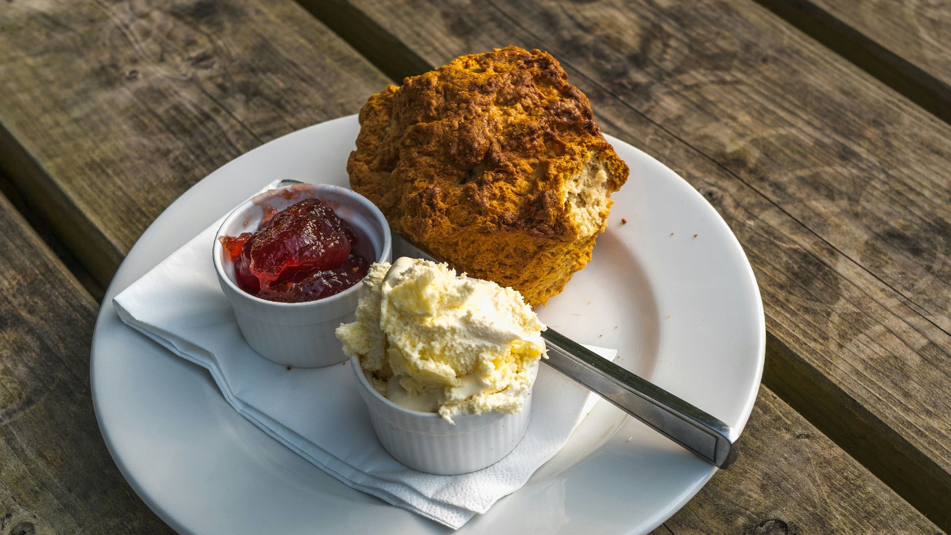 19. Scones avec crème épaisse et confiture