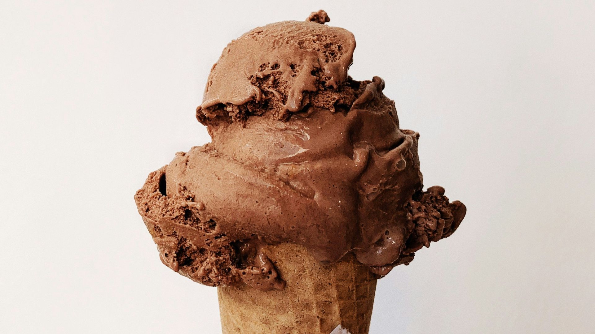16. Remplacez la crème glacée par du yogourt grec glacé aux fruits.
