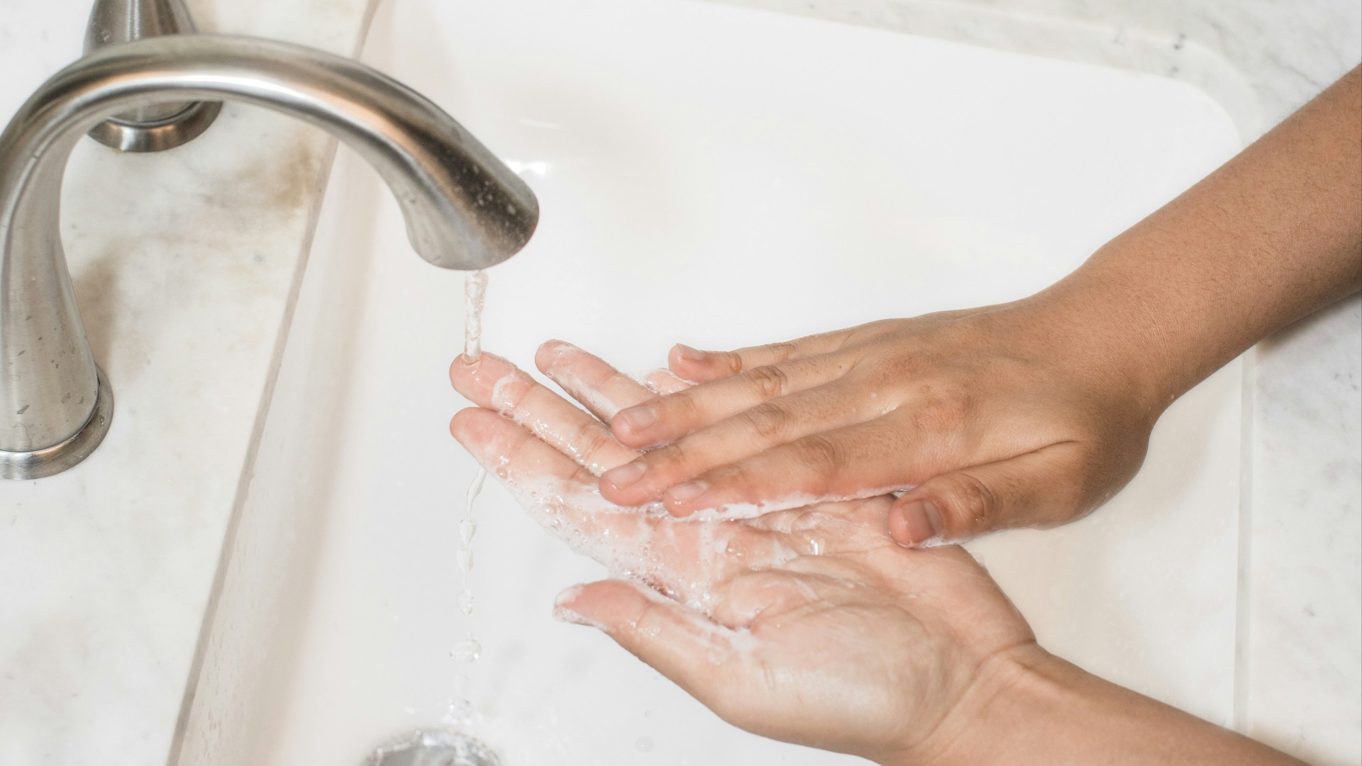 7. Ne pas se laver les mains avant