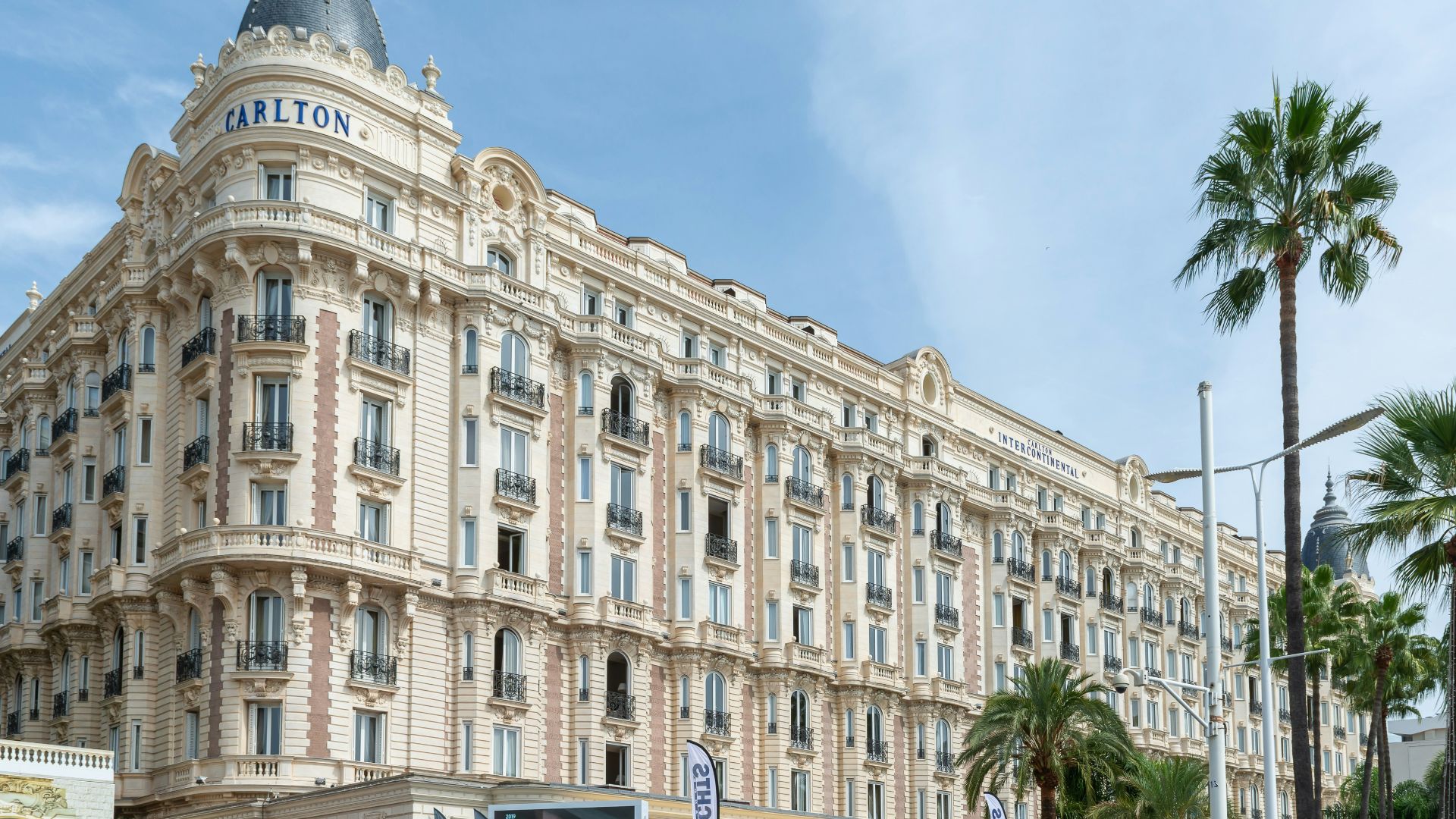 12. Le vol de bijoux à l'hôtel Carlton