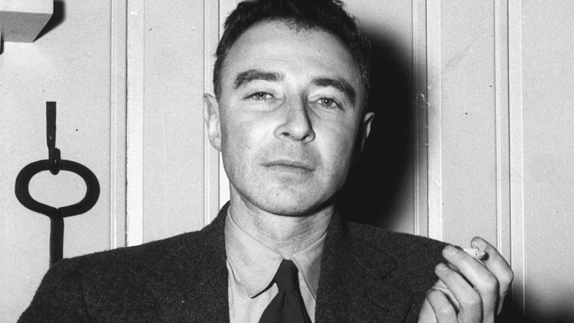 3. J. Robert Oppenheimer – De héros à suspect