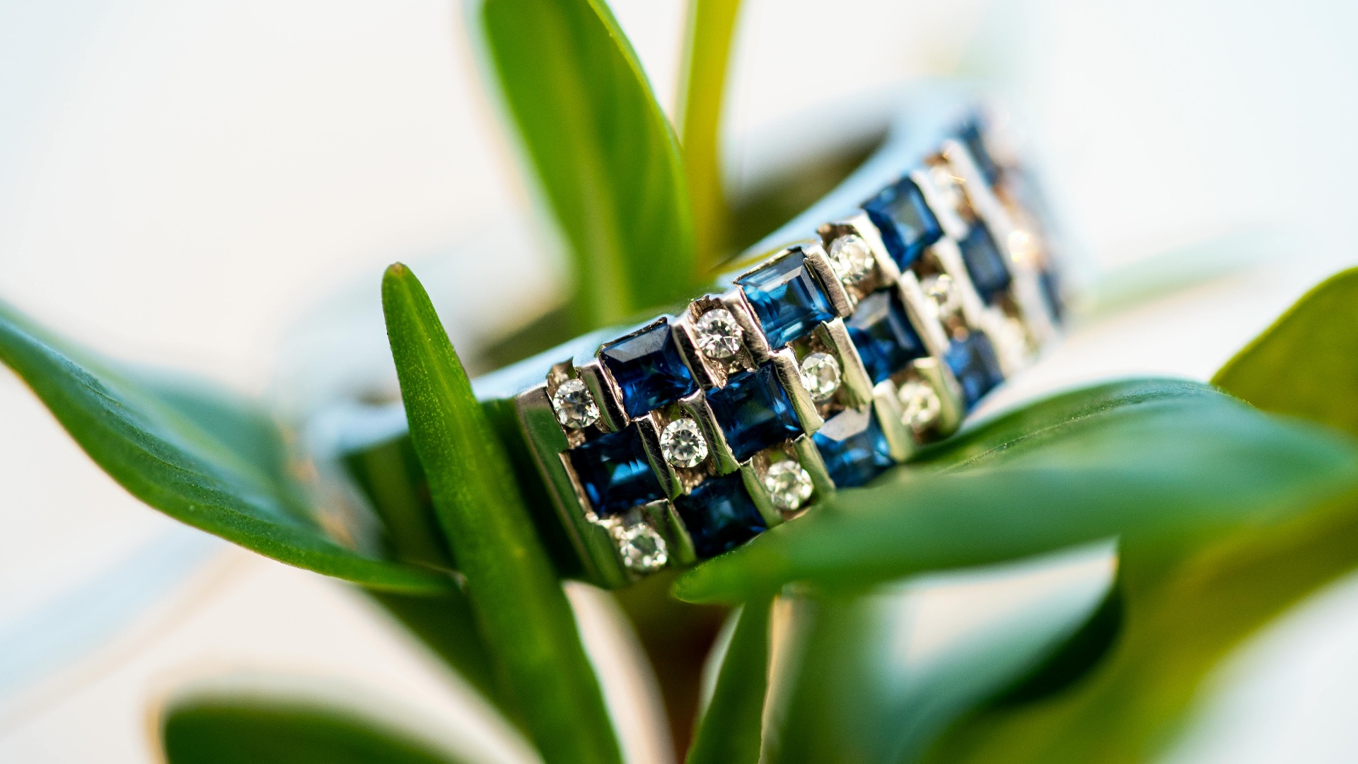 7. La bague saphir de Rosemary Smith