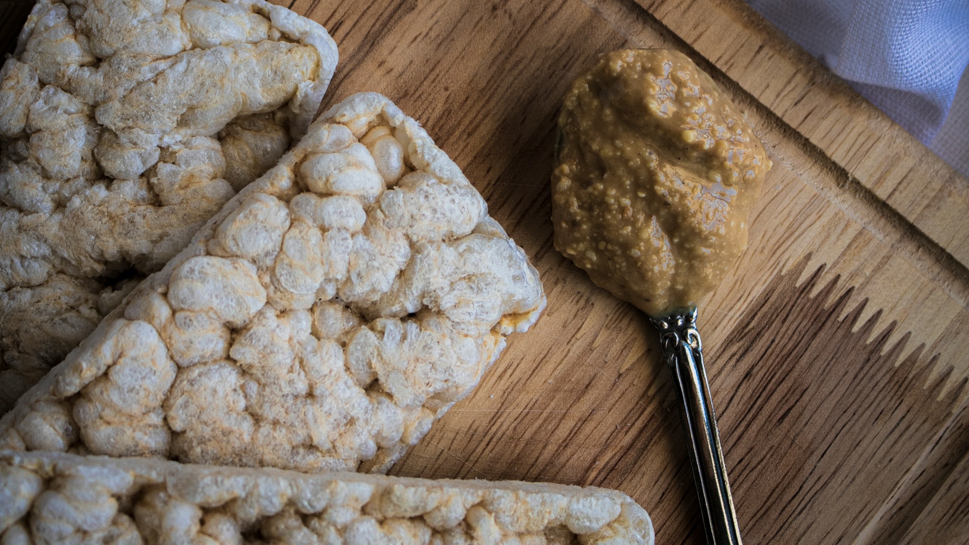 15. Galettes de riz au beurre d'arachide avec garnitures salées