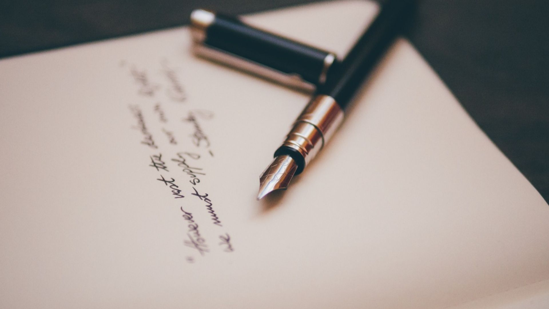 7. Son premier livre à 18 ans