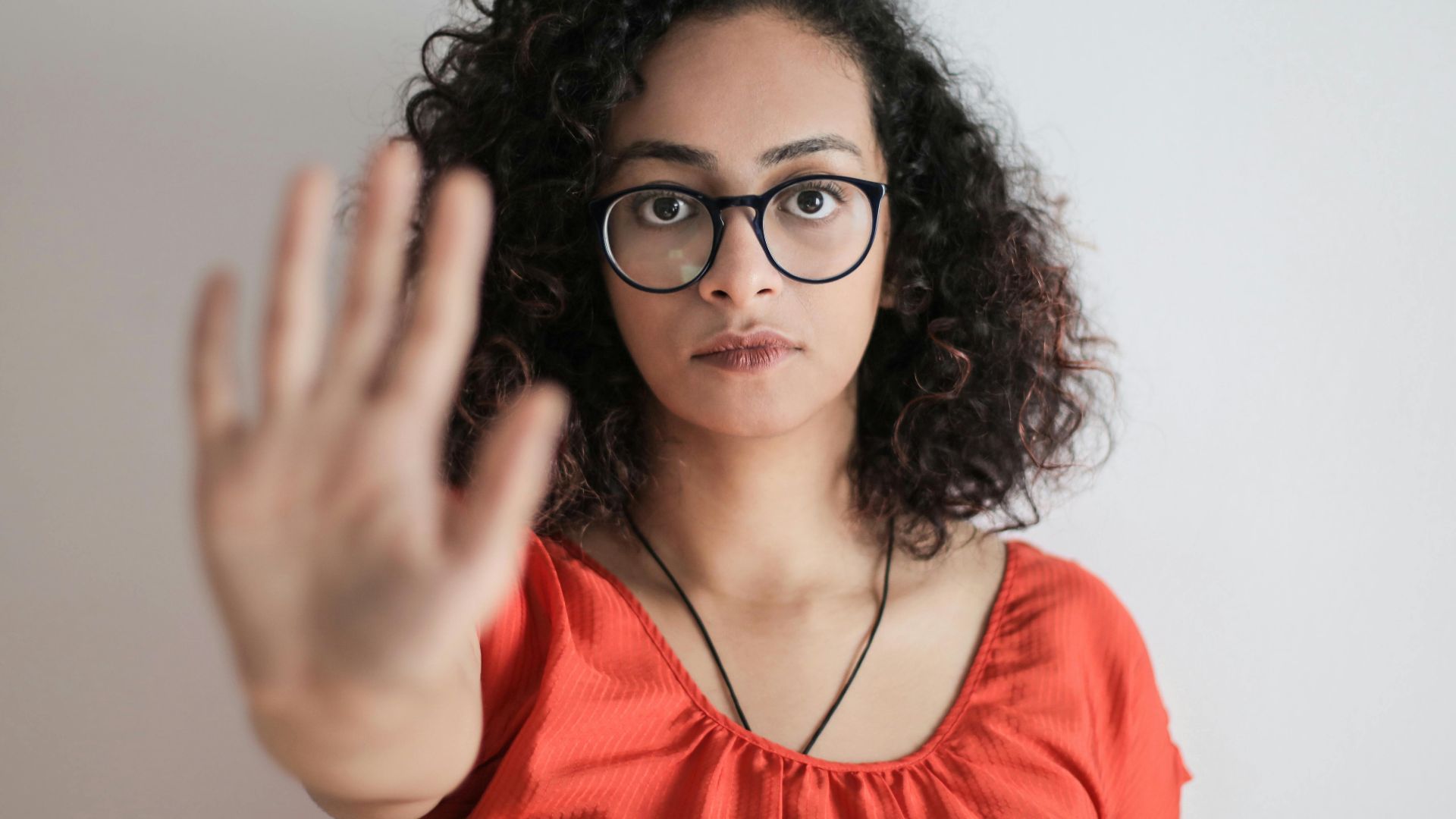 13. Elle évite tout contact physique