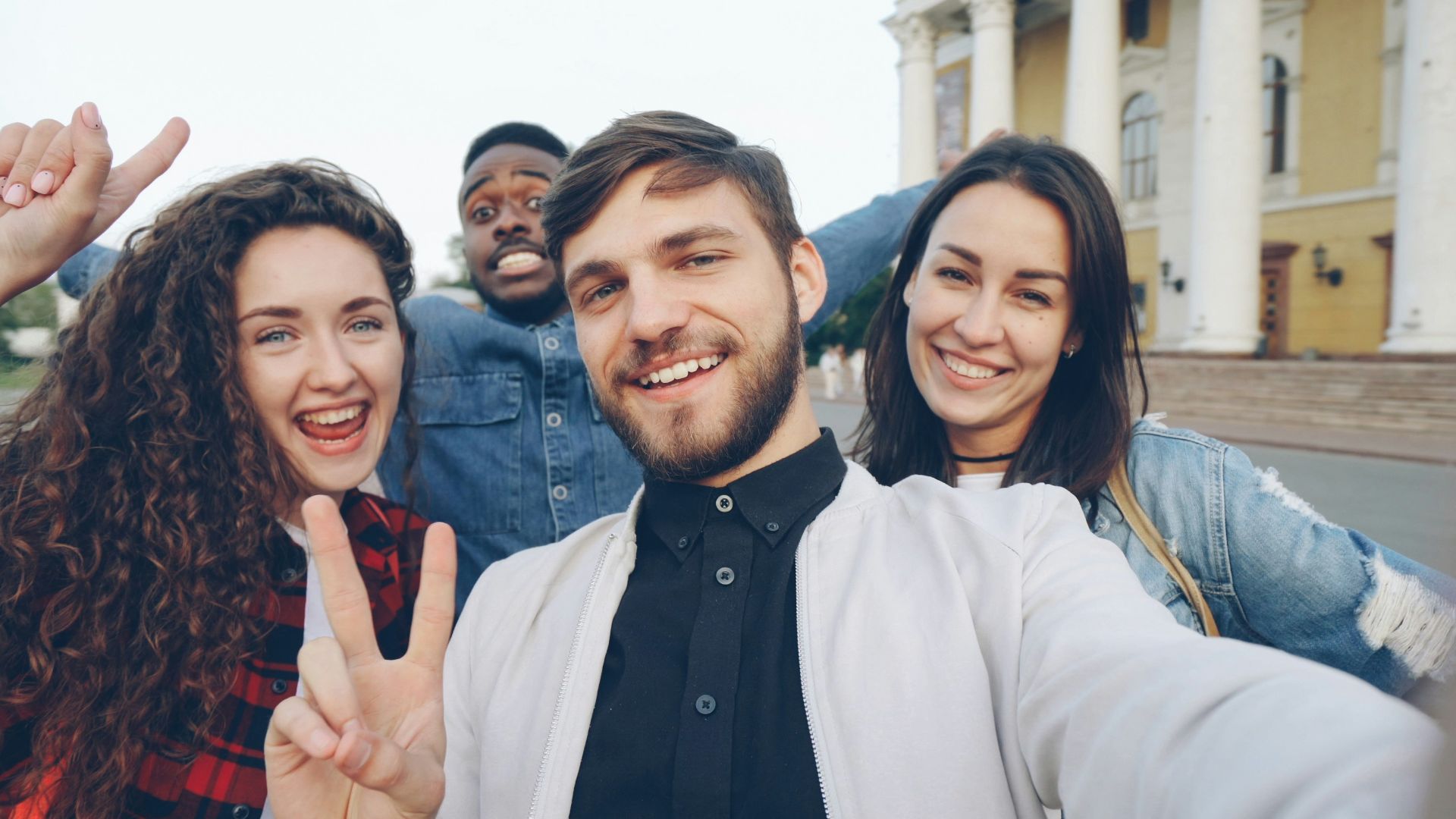 8. Il vous encourage à sortir avec d'autres personnes