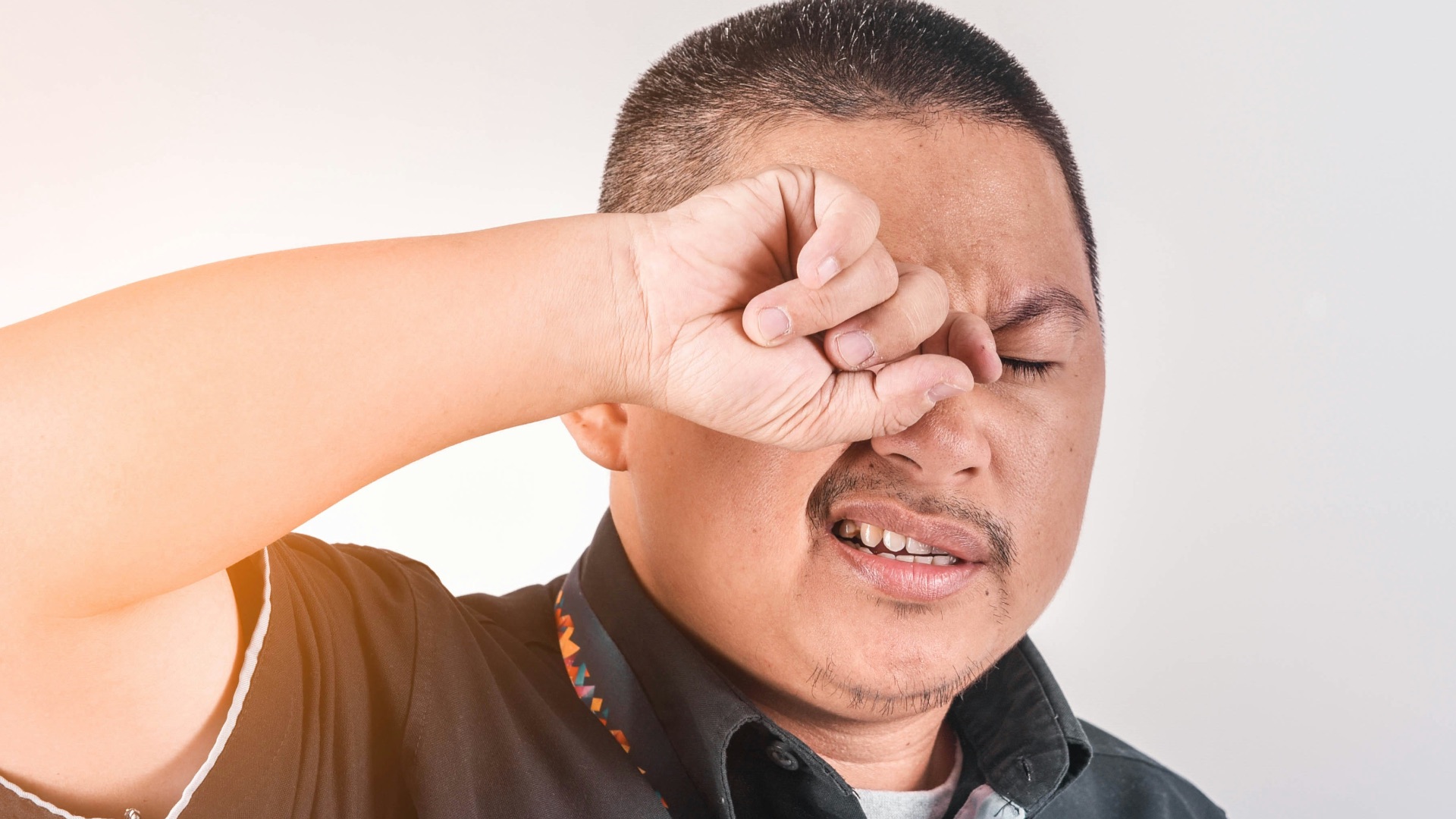 5. Porter des lentilles lorsque vos yeux sont irrités