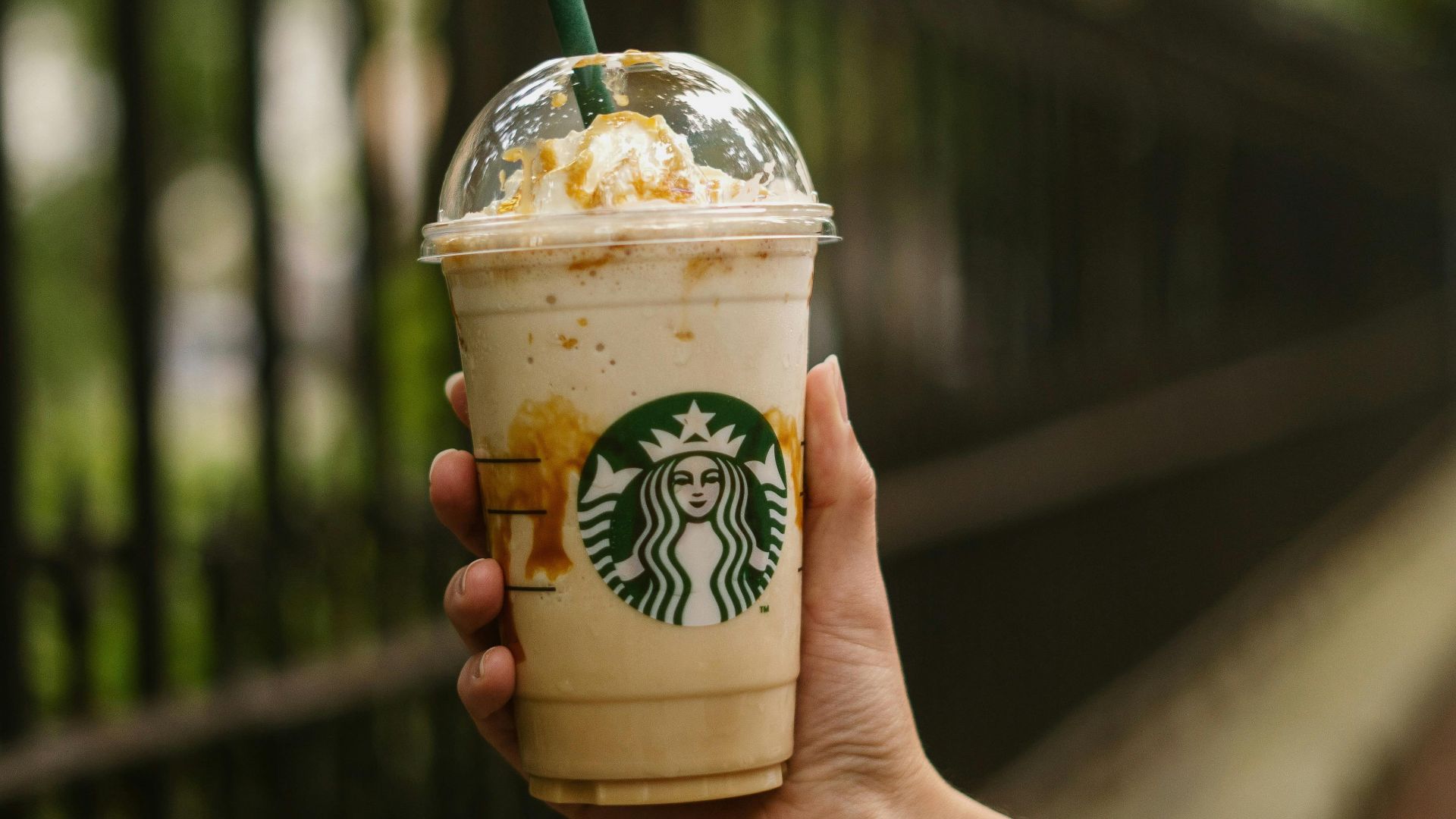 5. Frappuccino Caramel Ribbon Crunch de Starbucks (Grande) — 470 calories