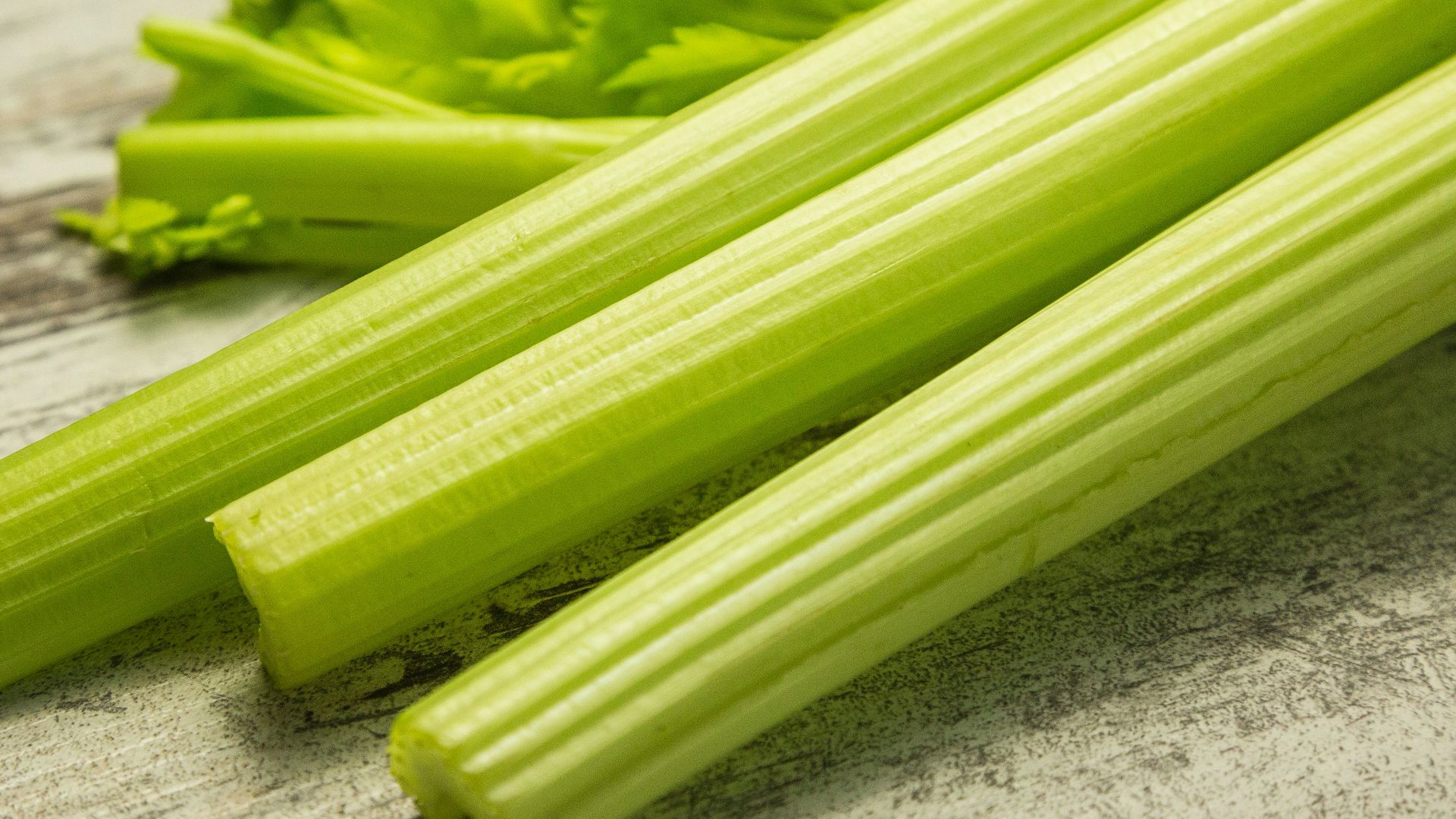 15. Bâtonnets de céleri avec beurre d'arachide à faible teneur en sodium