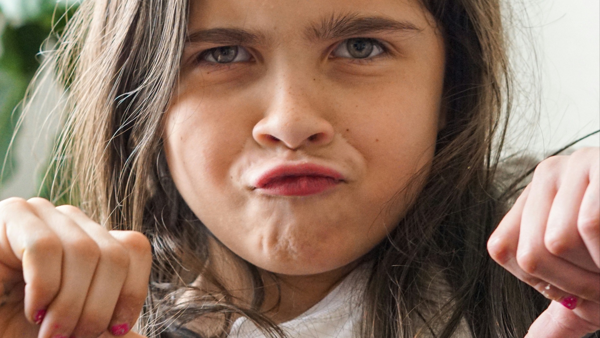 17. Elle minimise son comportement lorsqu'on lui en fait la remarque.