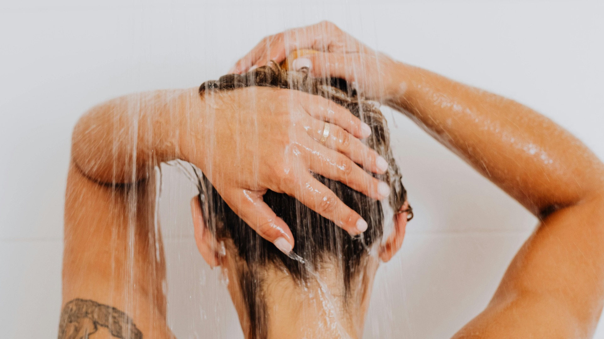 9. Versez de l'eau de la douche dans votre oreille