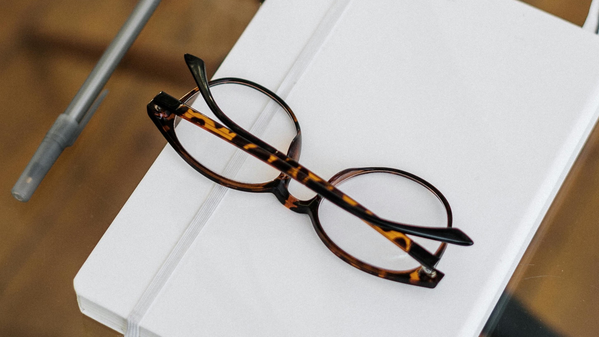 2. Poser ses lunettes face vers le bas
