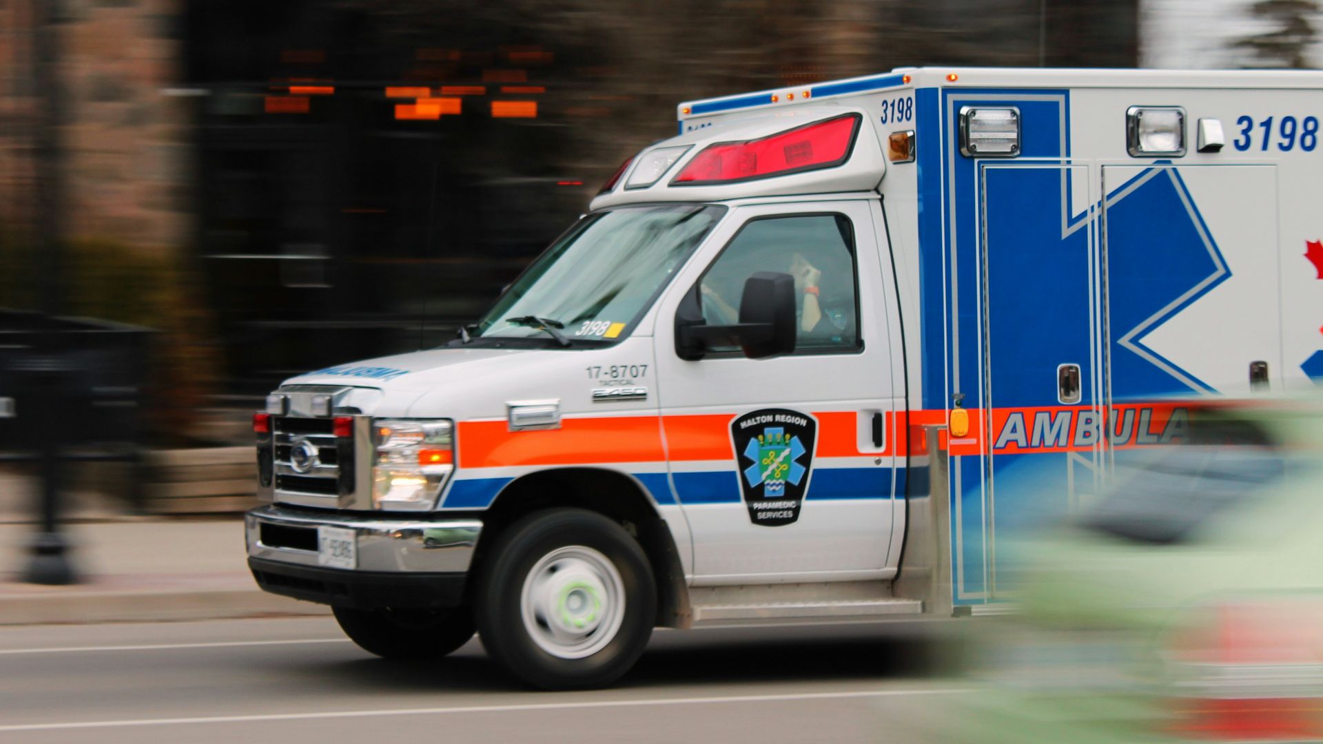18. Véhicules d'urgence approchant dans un trafic dense