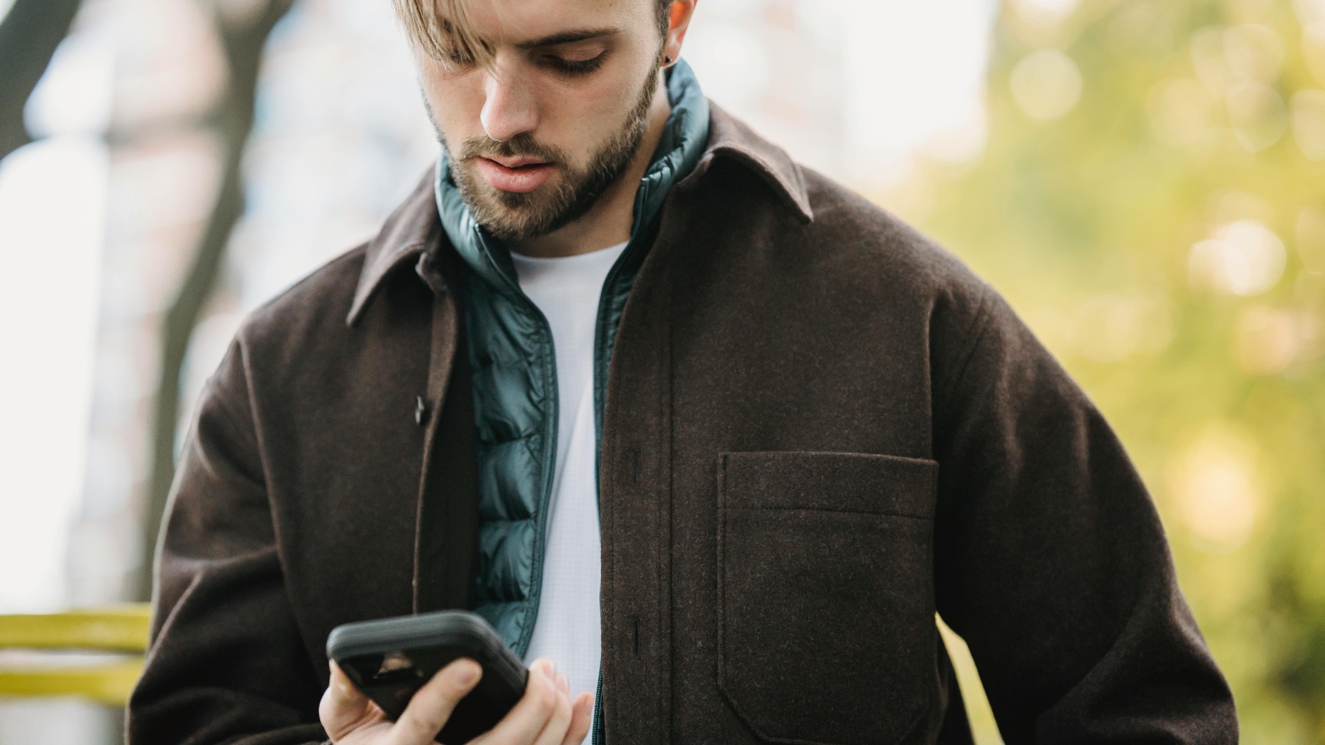 1. Tenir votre téléphone trop bas