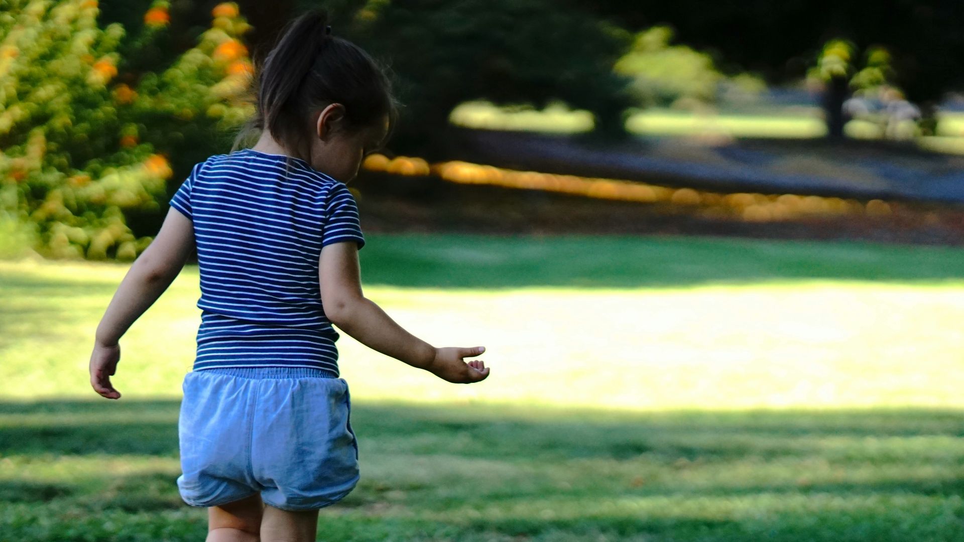 2. Ils attendent des enfants qu'ils se comportent comme des adultes.