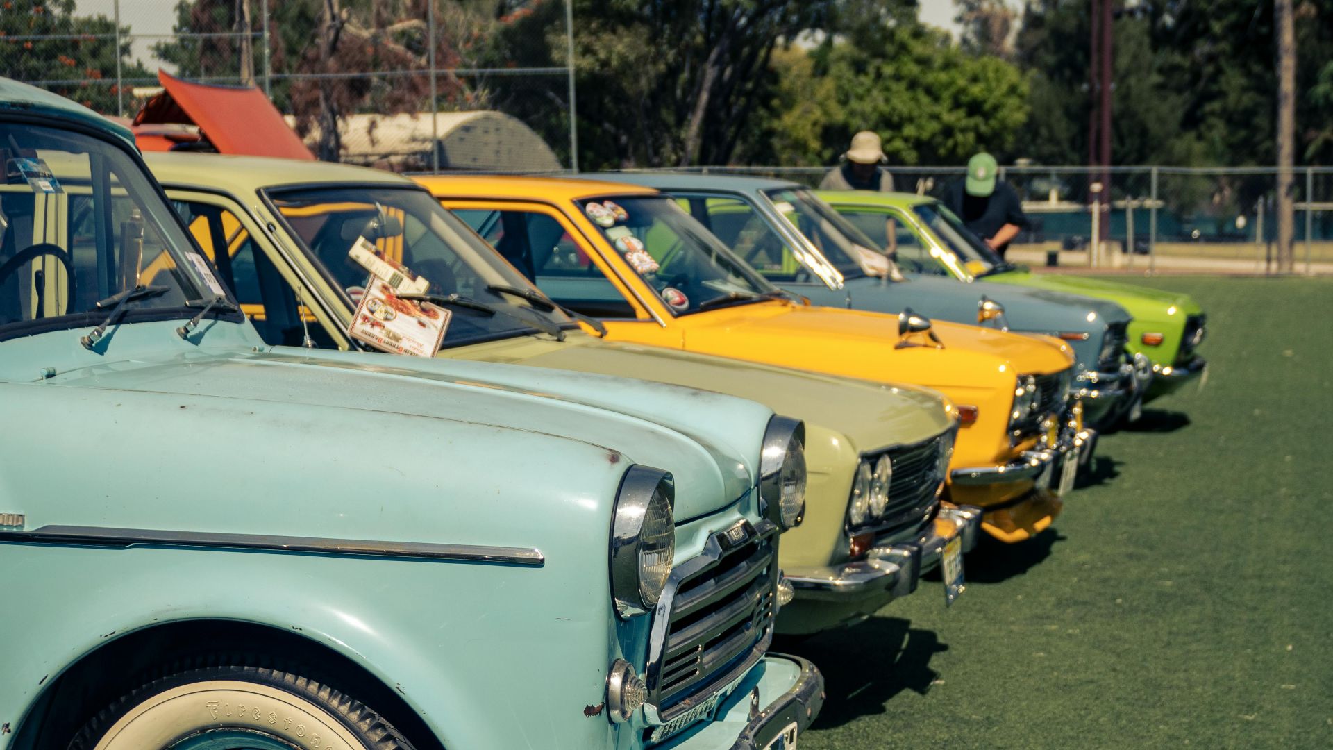 13. Les salons automobiles lui permettent d'avoir une vie sociale