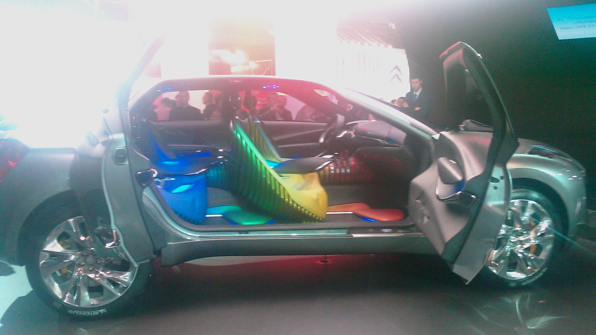 20. L'avenir arc-en-ciel (concept-car Citroën Hypnos de 2008)