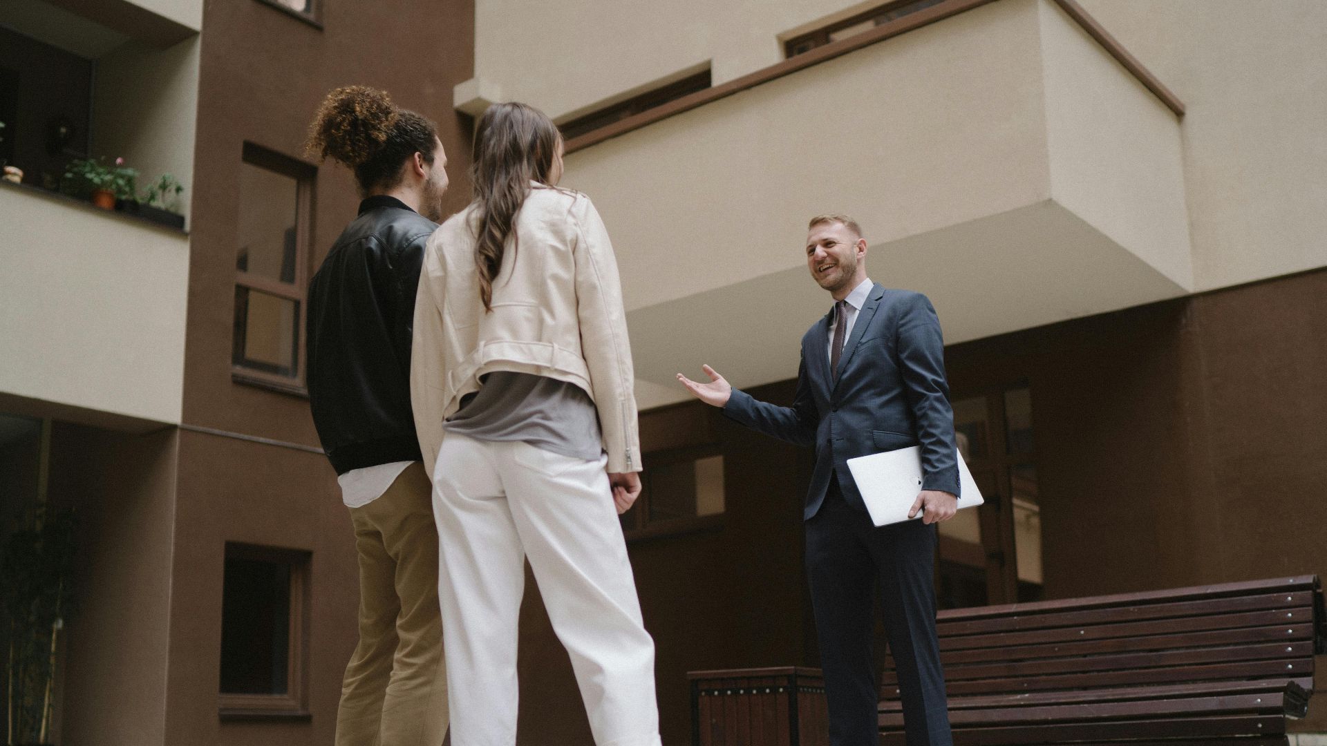 3. Quand il lui donne le sentiment d'être intégrée