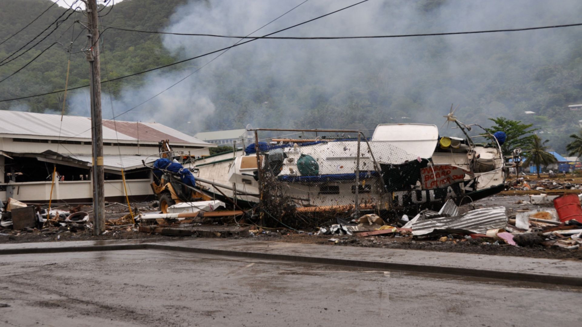 19. Bateaux transportant des débris issus du tsunami