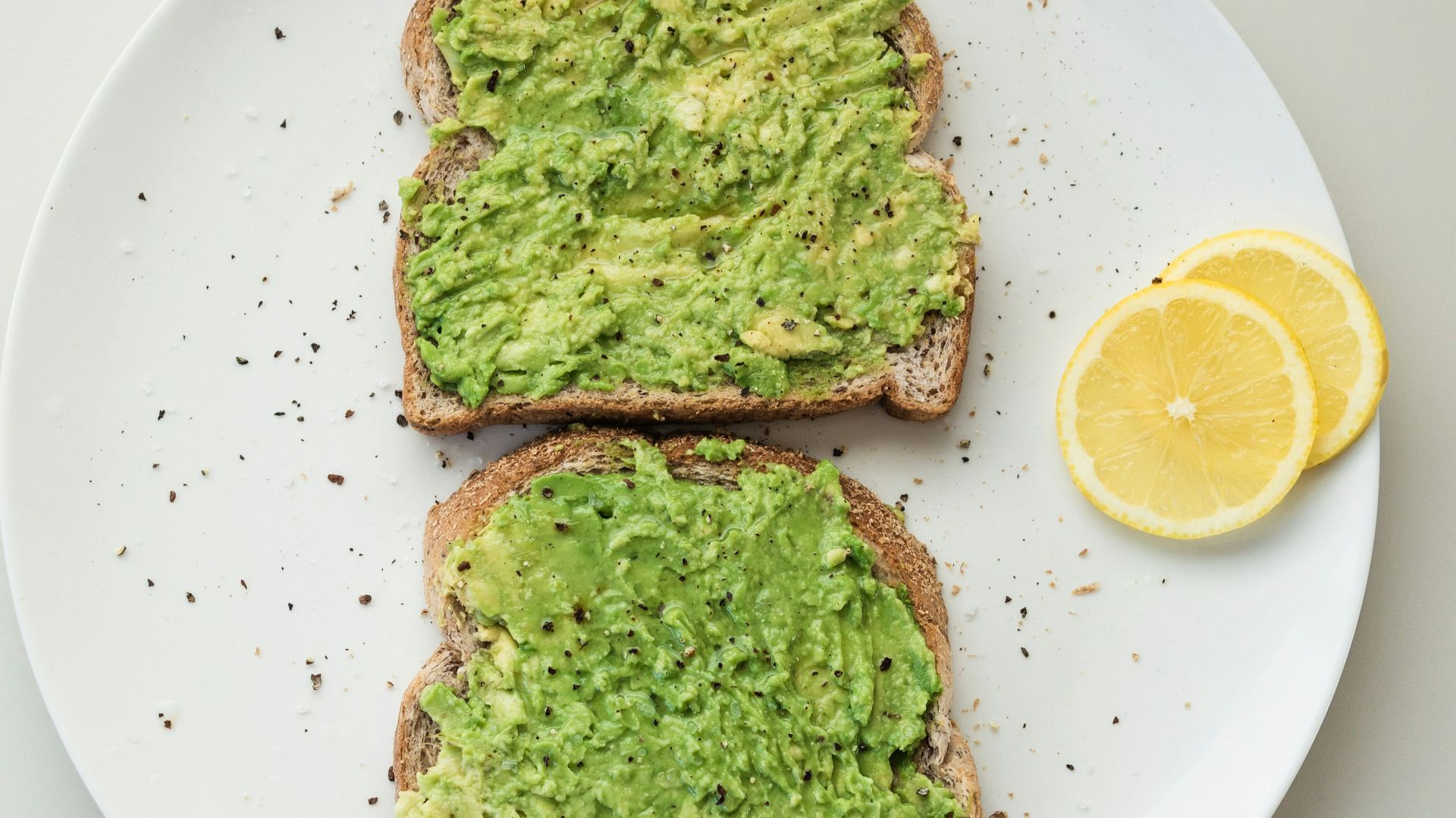 9. Toast à l'avocat sur pain aux graines germées