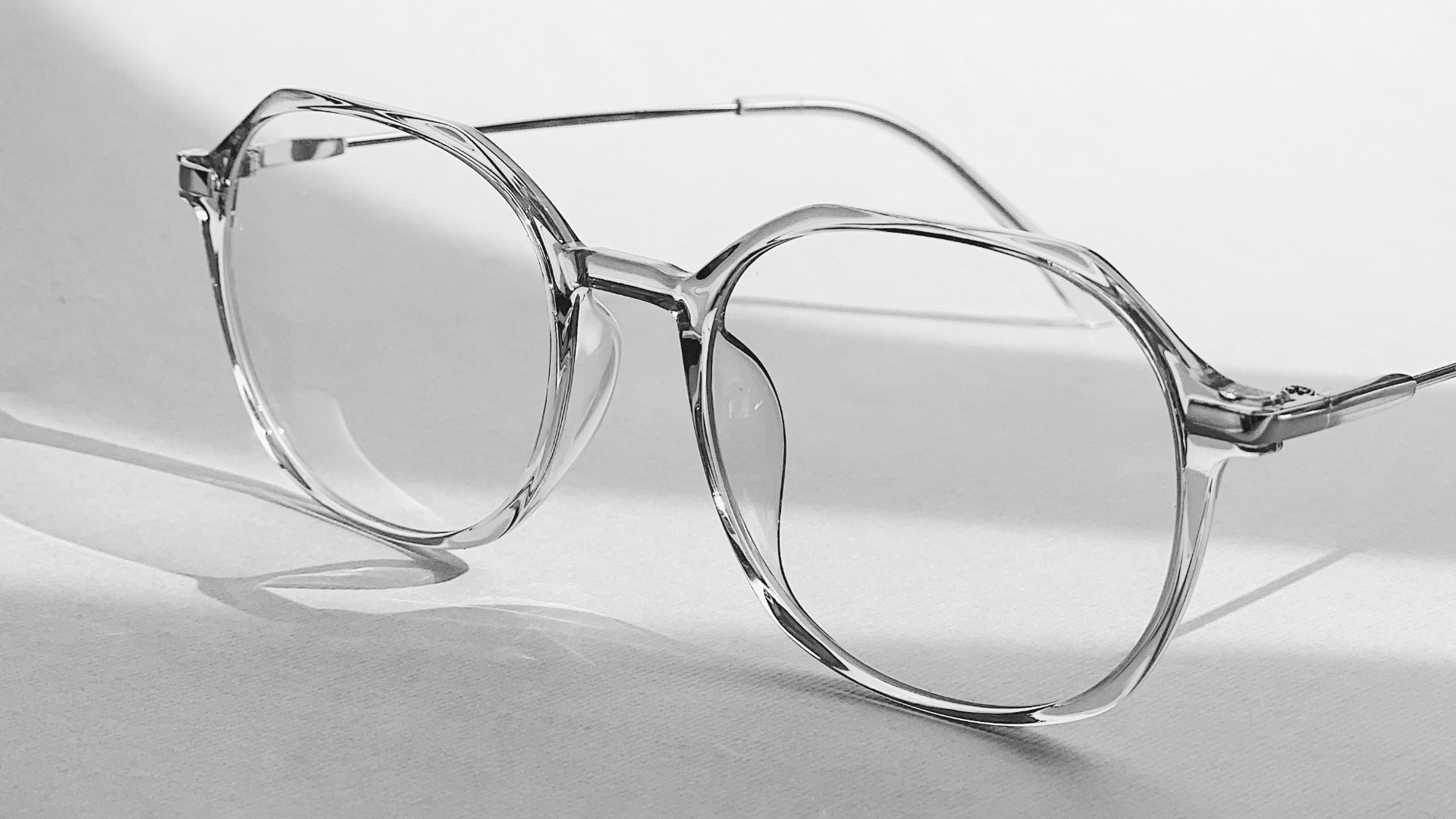 1. Les lunettes sont beaucoup plus faciles à entretenir.