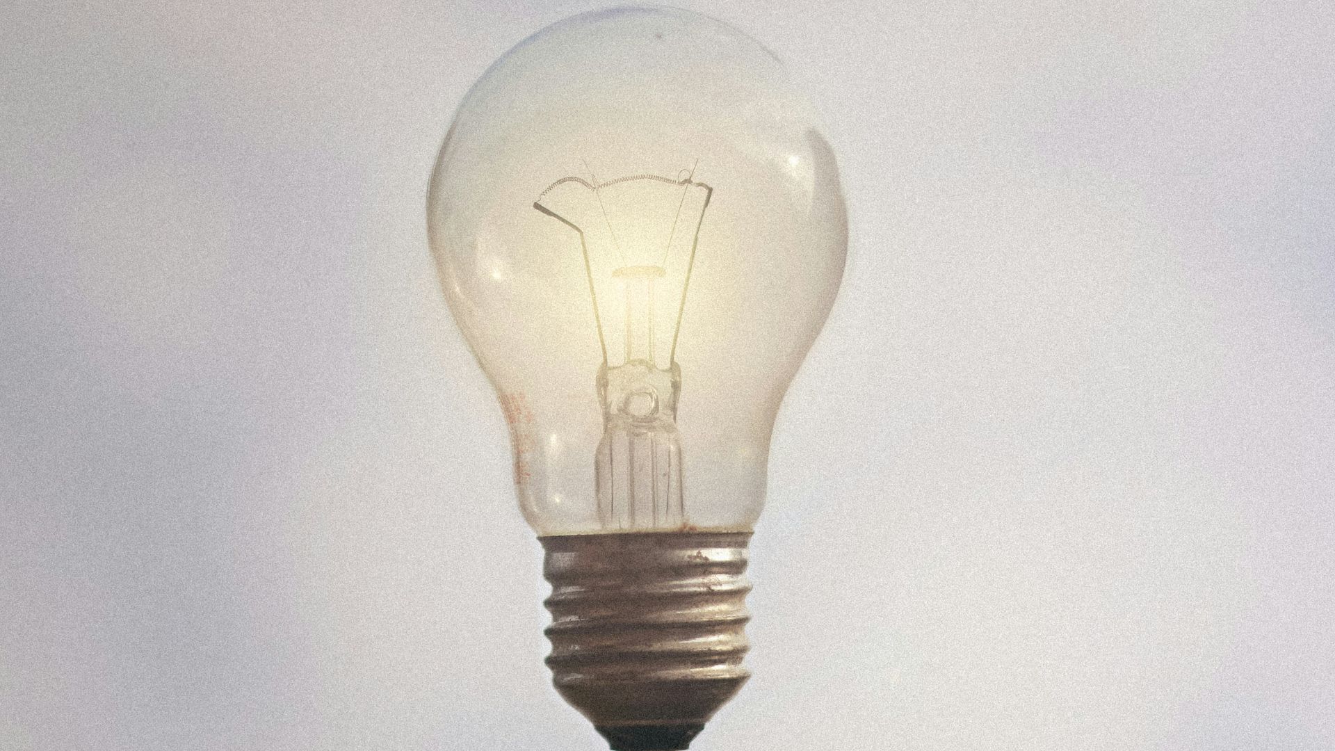 10. Qui a inventé l'ampoule électrique ?