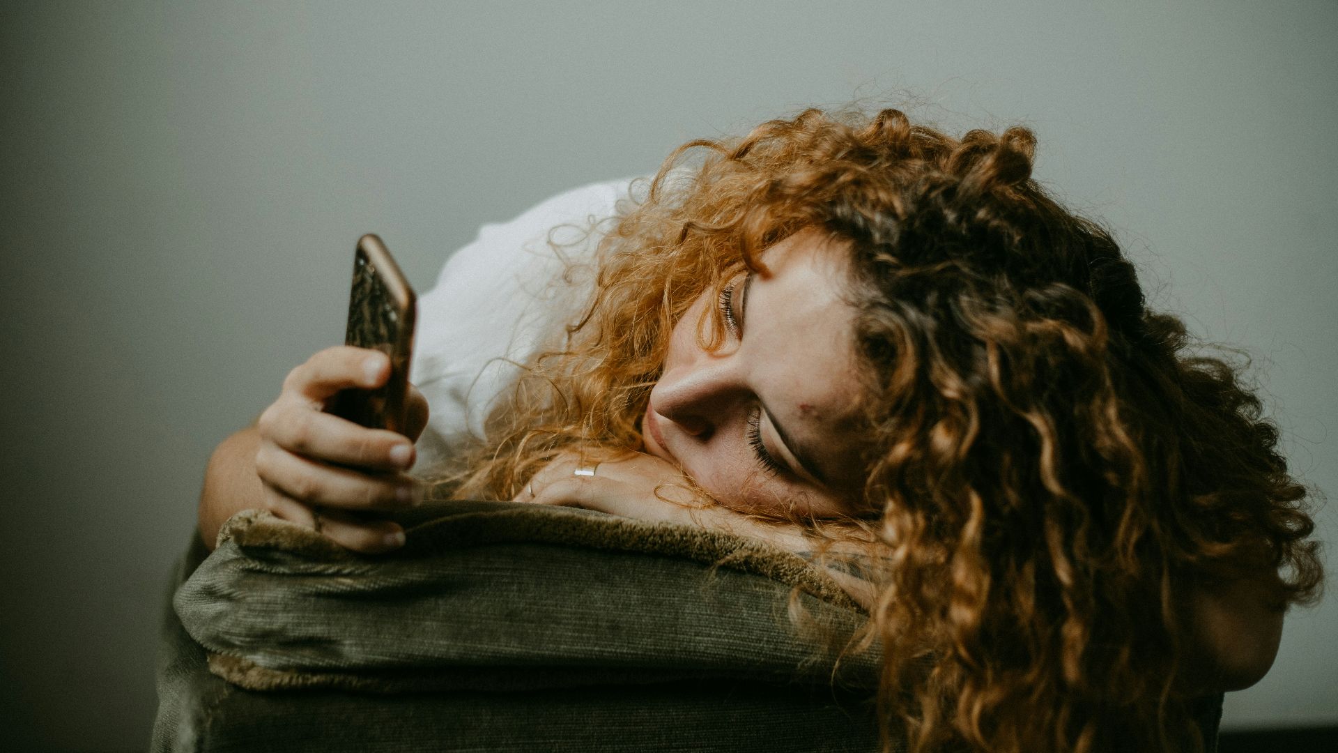 Je suis en pleine crise de surmenage au travail. Je suis tellement fatiguée que, dès que je rentre chez moi, je ne fais plus que scroller sans fin sur les réseaux sociaux et rester allongée dans mon lit. Que puis-je faire d’autre ?
