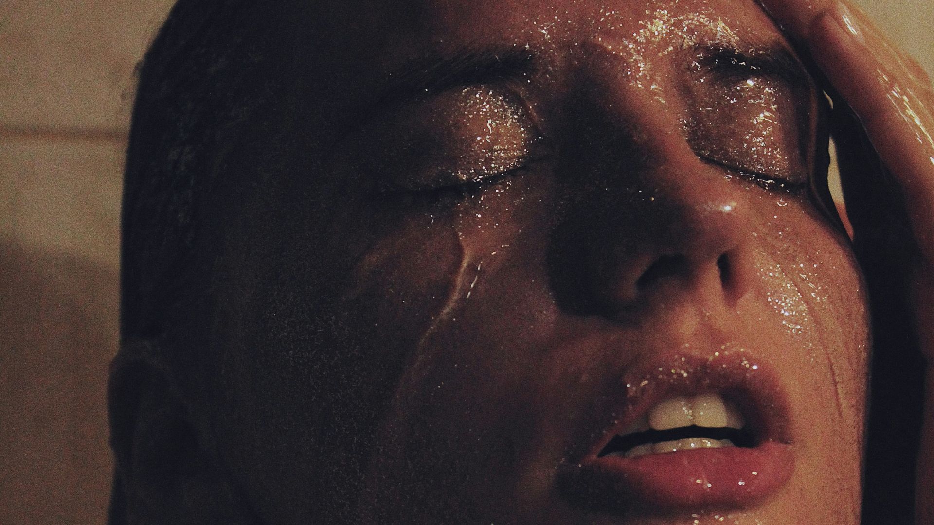 11. Giclée d'eau froide sur le visage