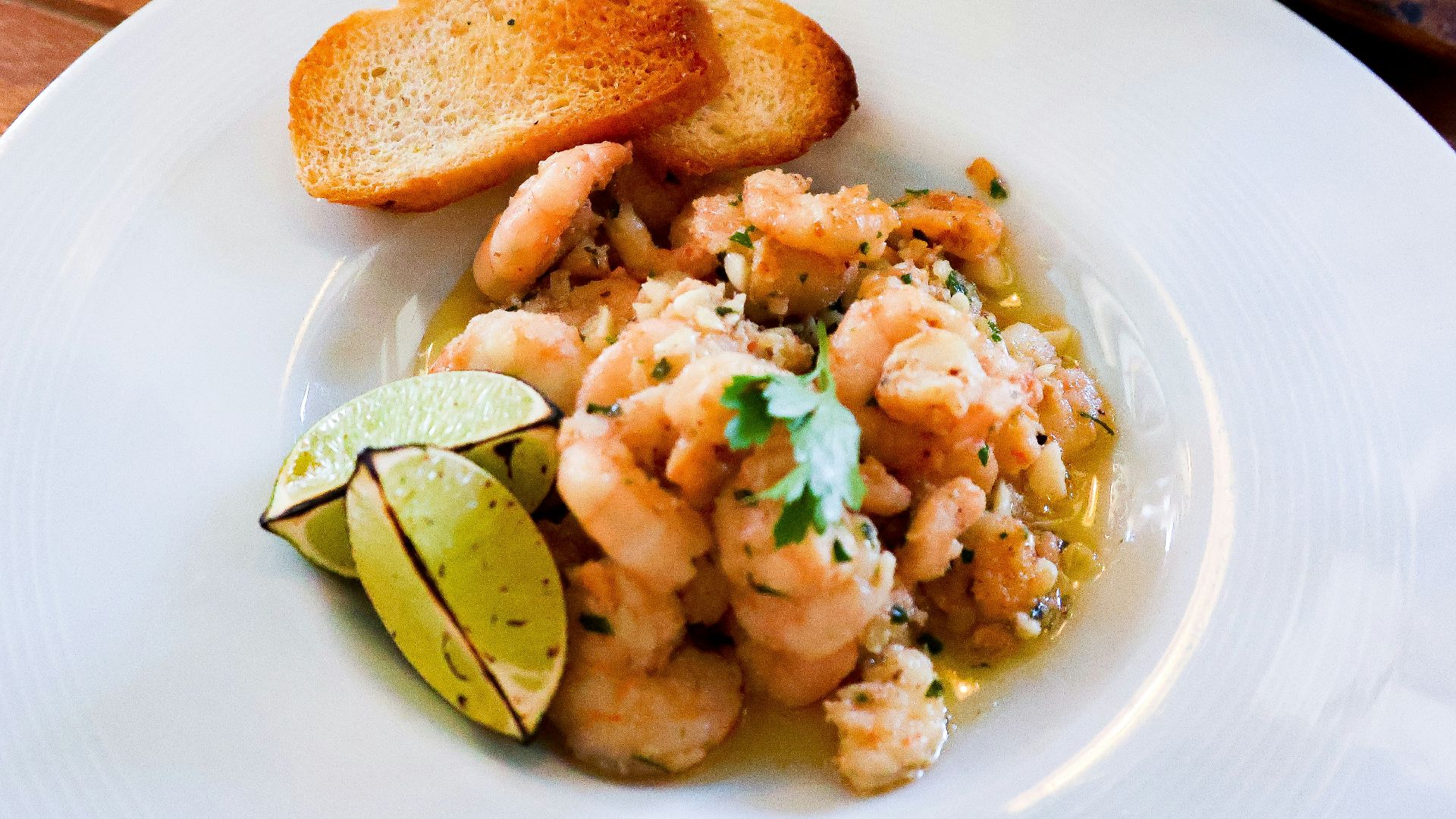 19. Crevettes à l'ail accompagnées de nouilles de courgettes