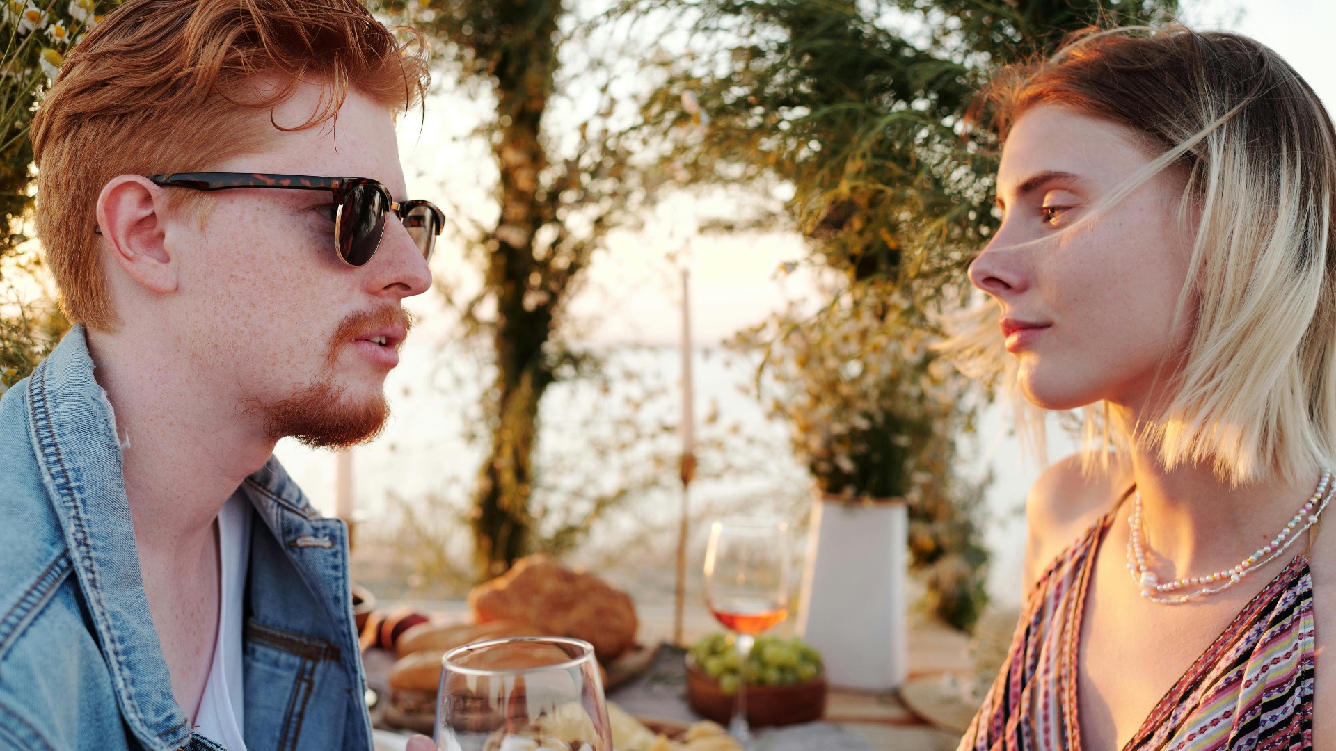 2. Le « negging » ou les compliments ambigus