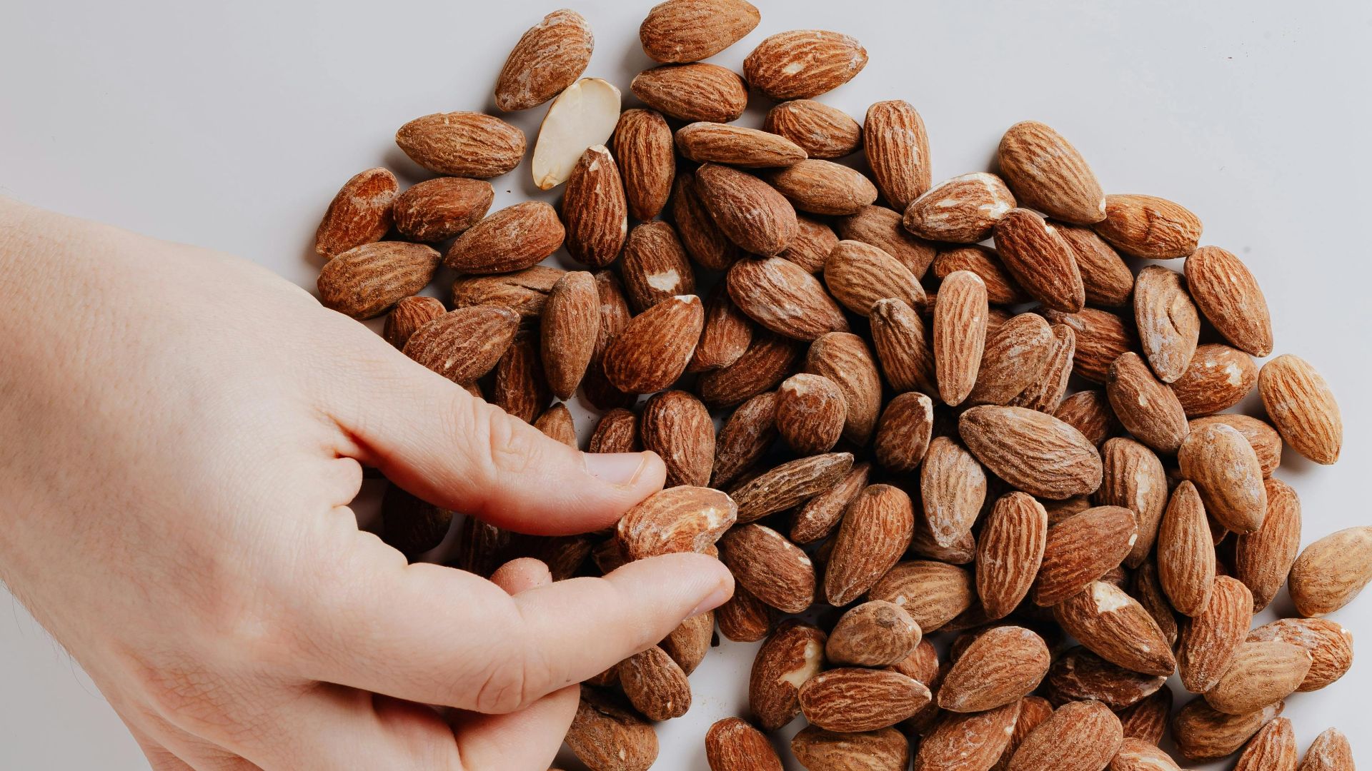 2. Vous présentez « quelques amandes » comme un en-cas complet