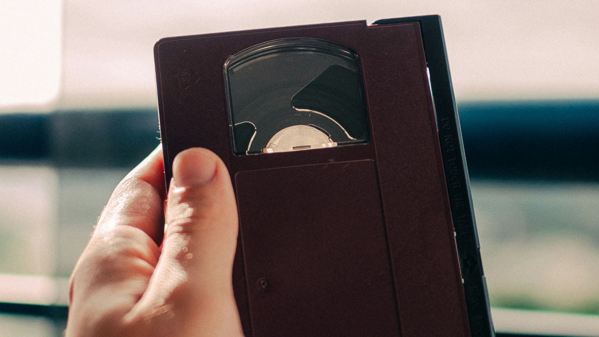 5. Une cassette VHS qui glisse dans le magnétoscope