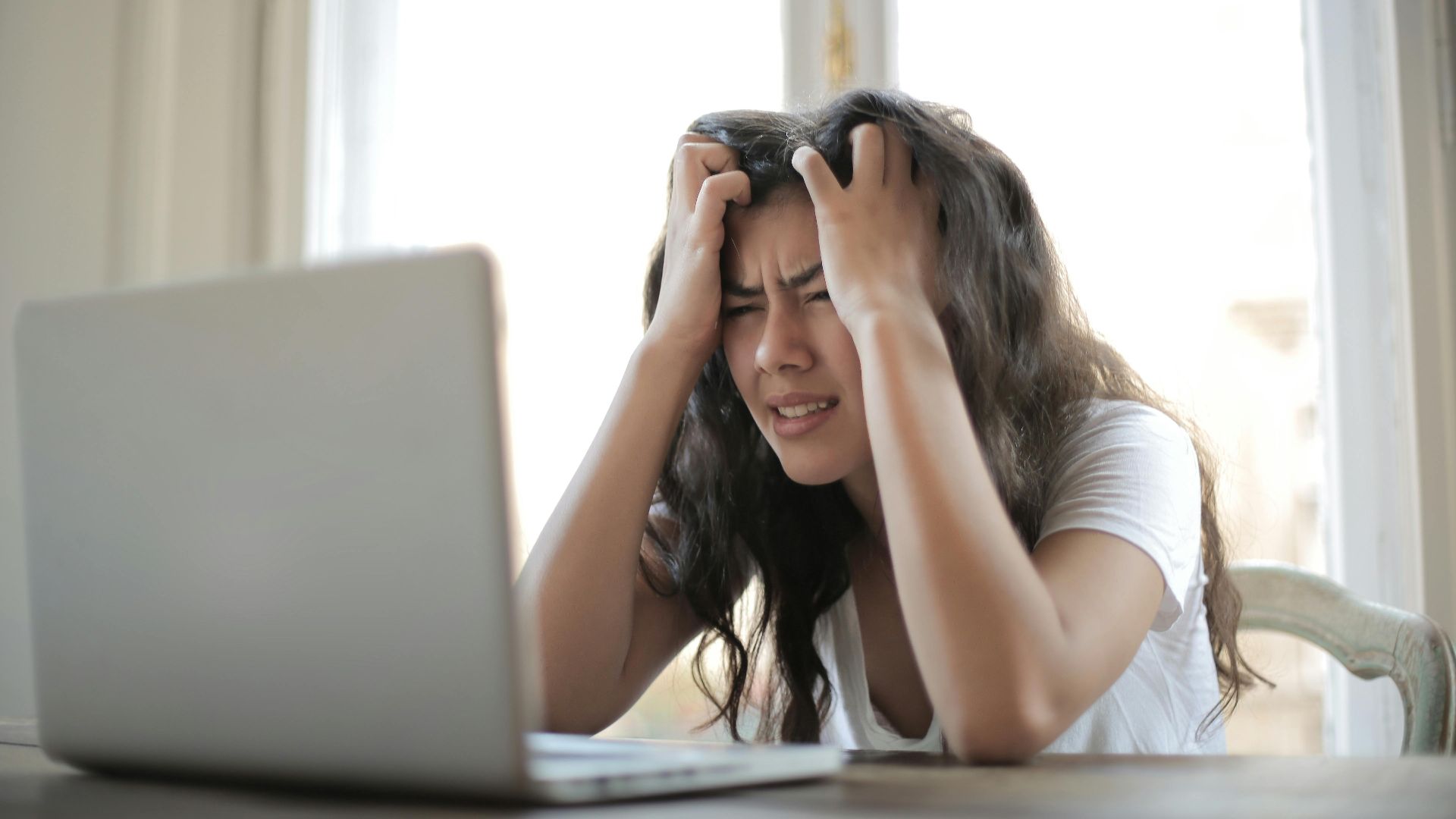 20 signes subtils qui indiquent que vous êtes à bout de nerfs, et non à court d’énergie