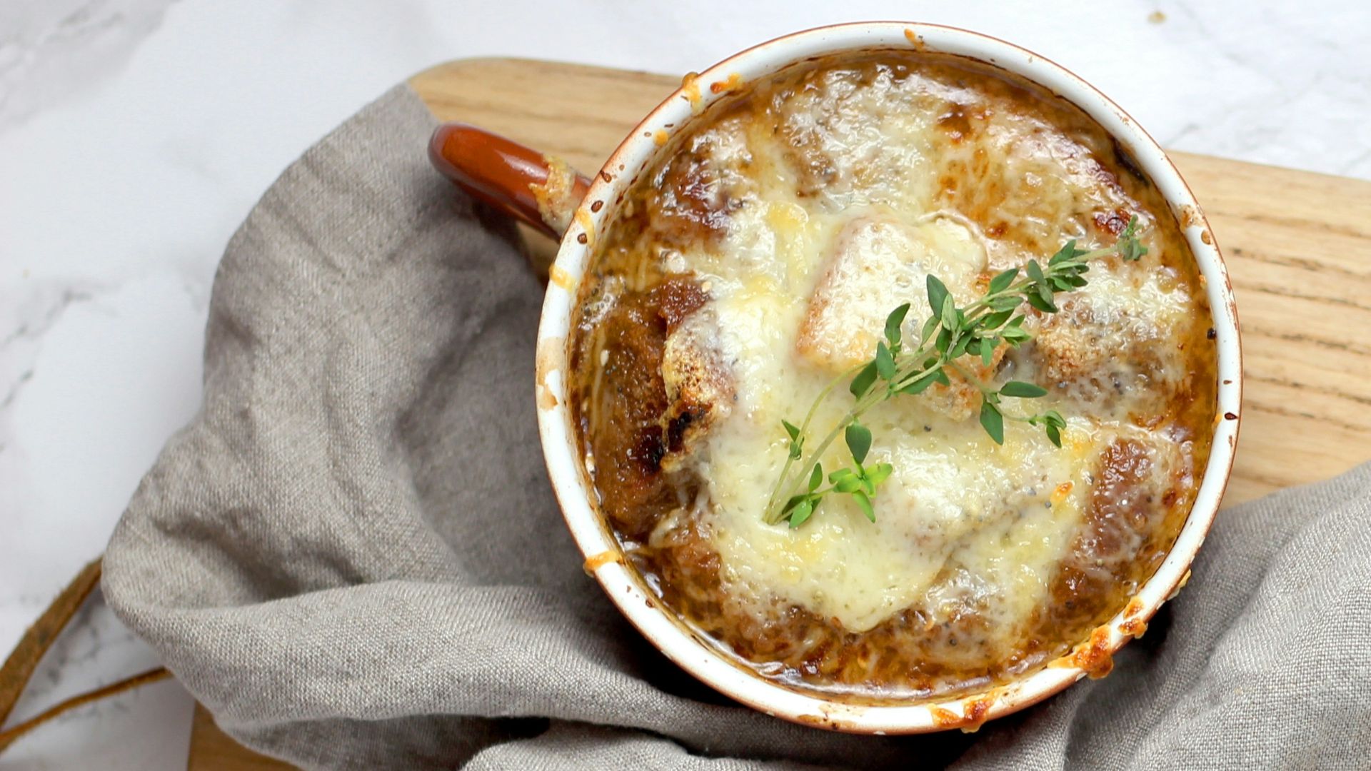 20. Soupe à l'oignon française avec pain trempé
