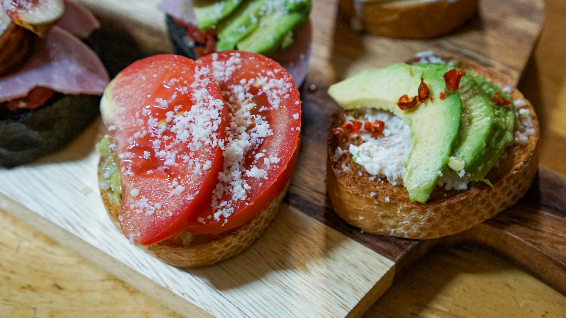 8. Toast aux céréales complètes à l'avocat et à la tomate