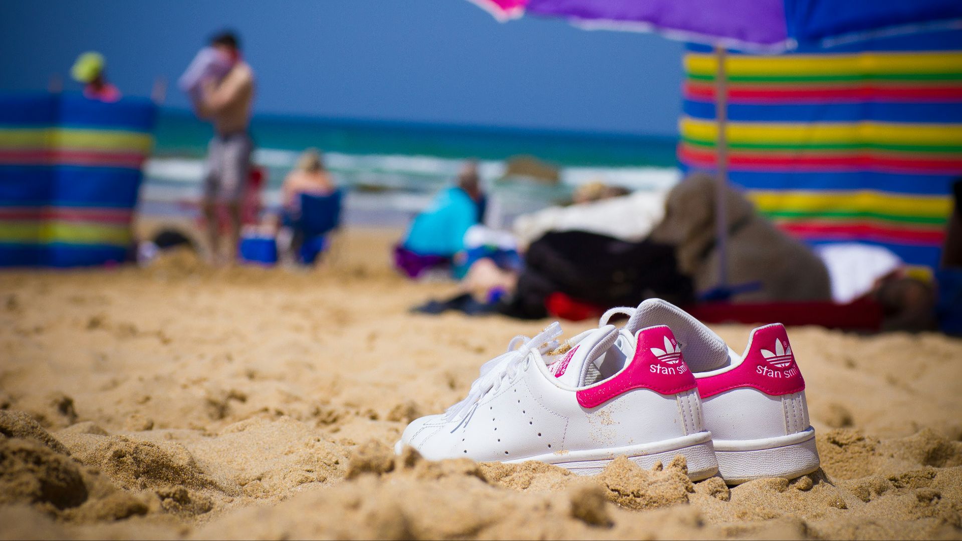 1. Pieds humains dans des baskets