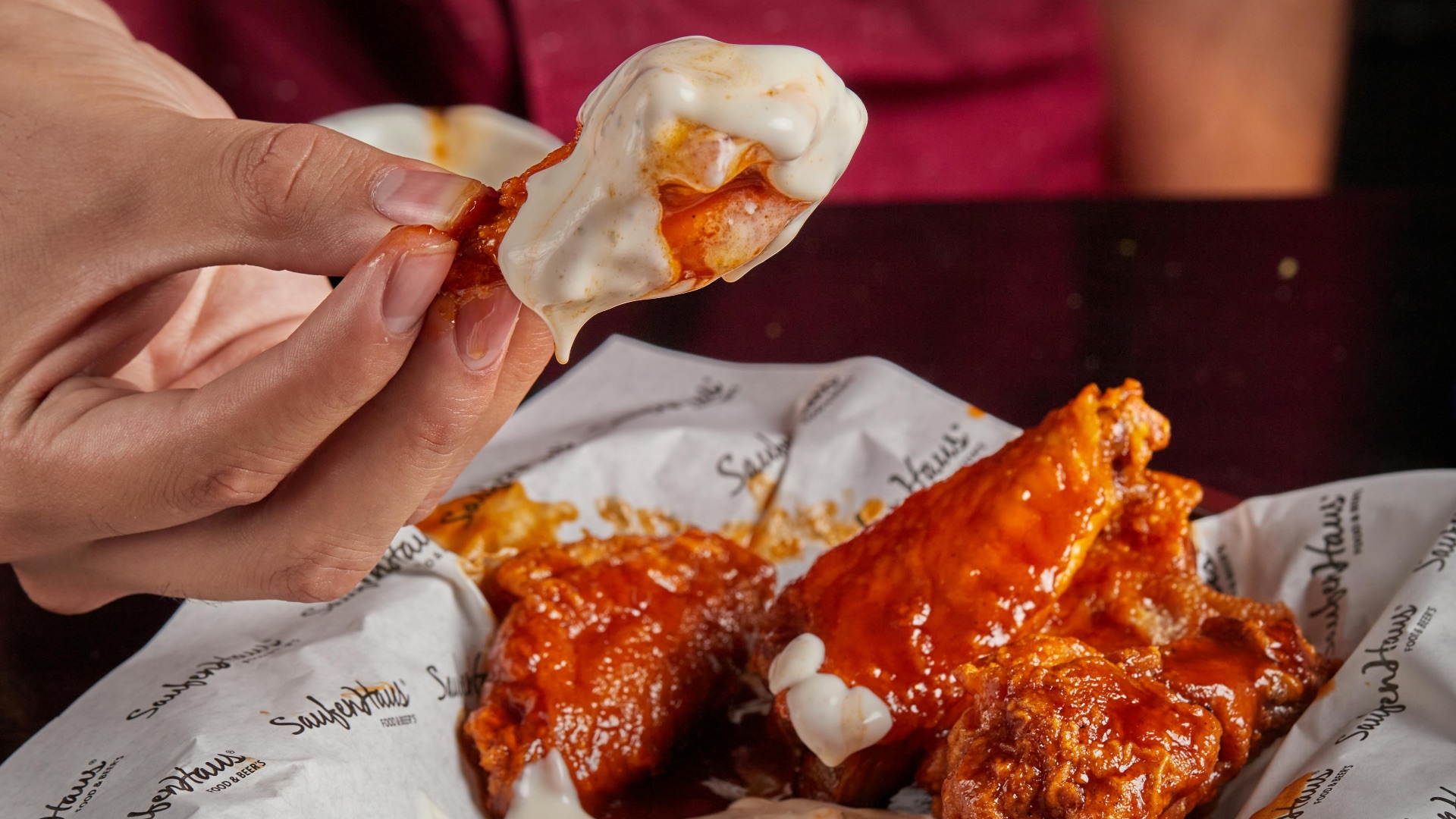 12. Obligation de manger le poulet avec les mains