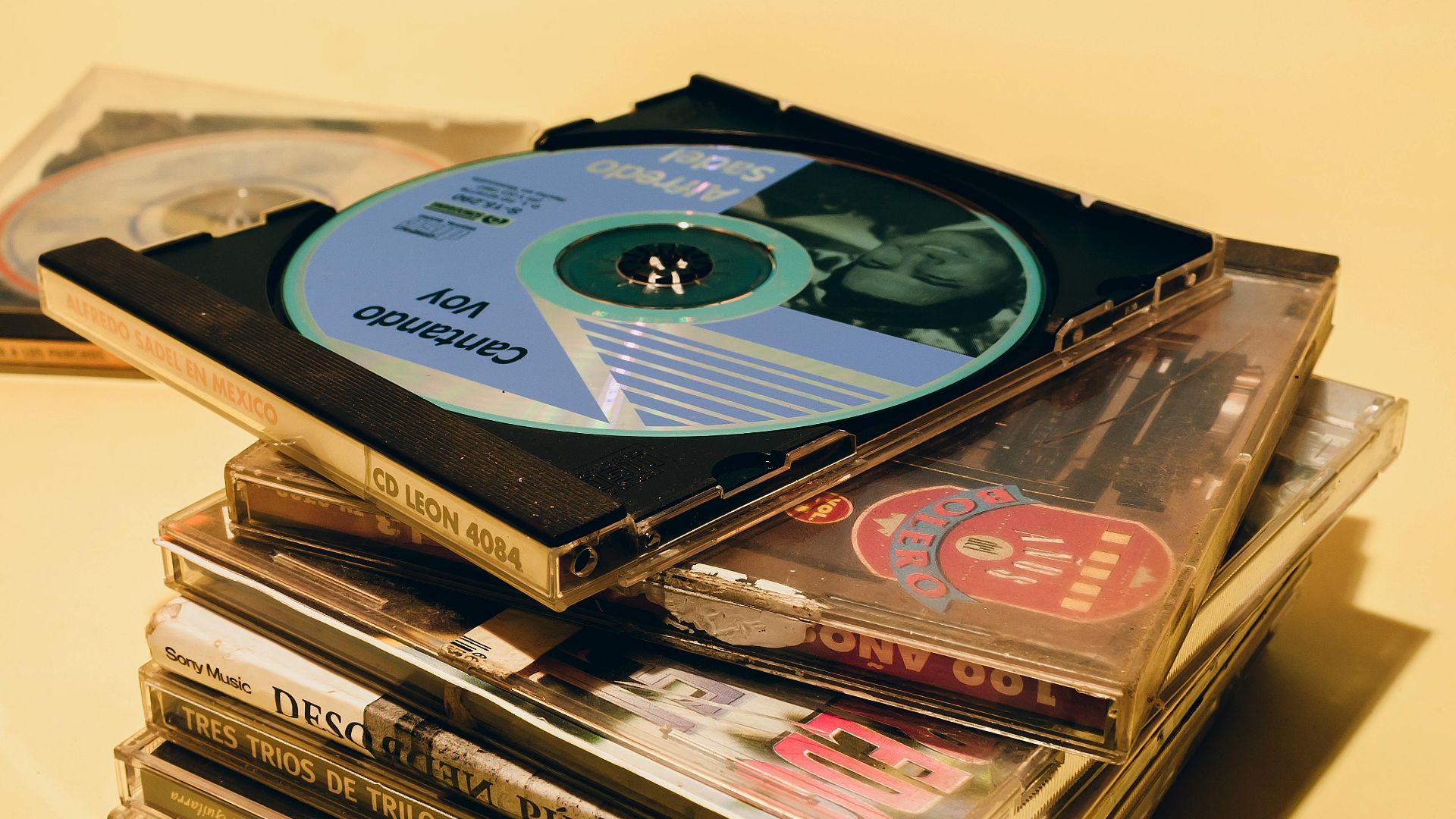 7. Un plateau à CD à ouverture coulissante