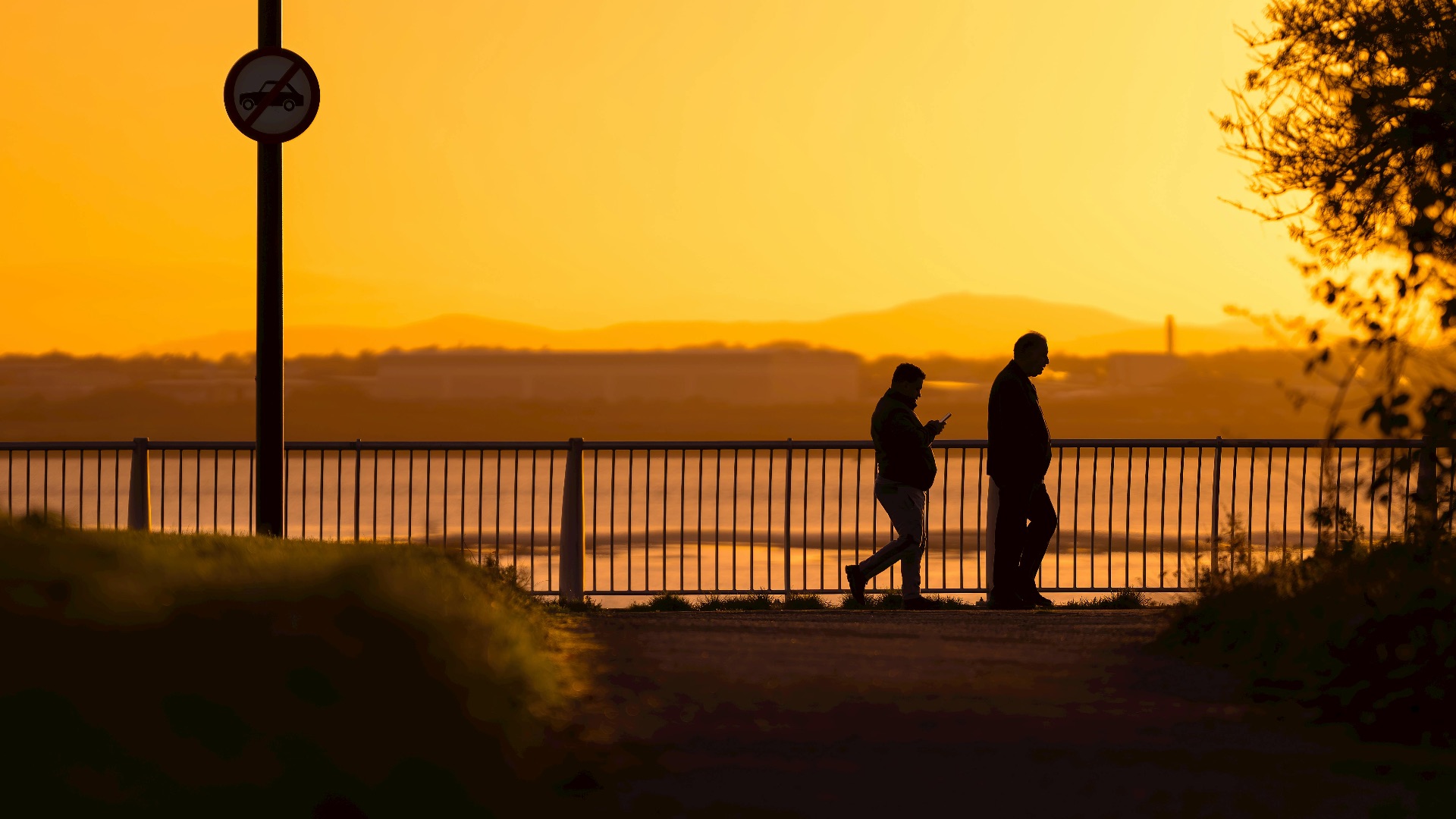 2. Ne marchez pas à reculons après le coucher du soleil