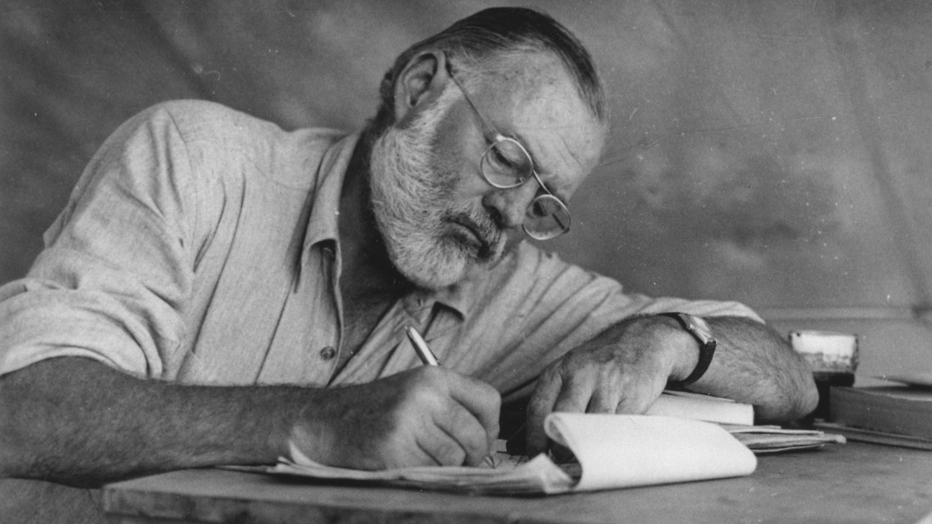 10 raisons pour lesquelles les gens détestent Ernest Hemingway et 10 raisons pour lesquelles ils l’adorent