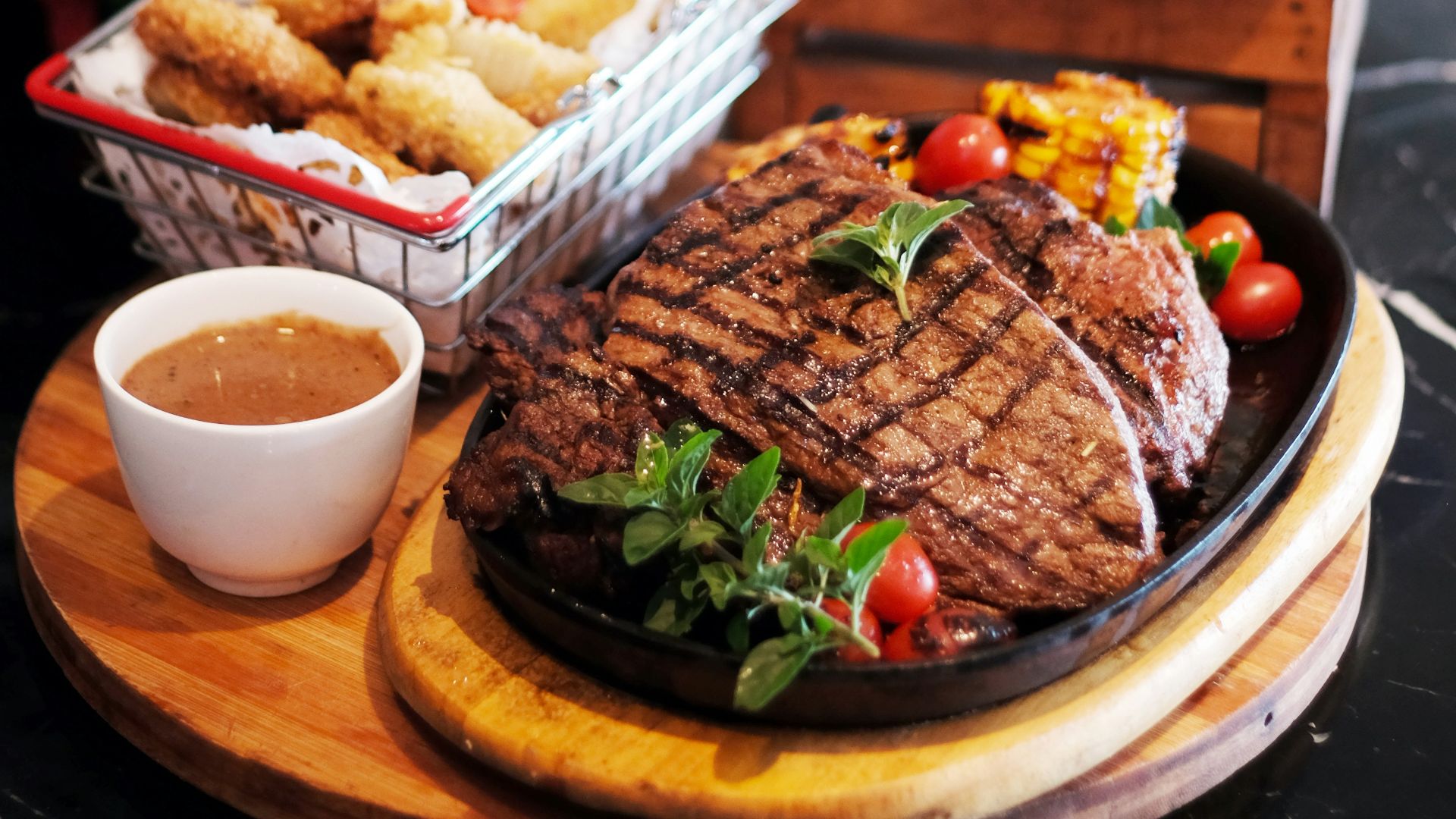 10. Le déjeuner interminable au Too-Long Steakhouse