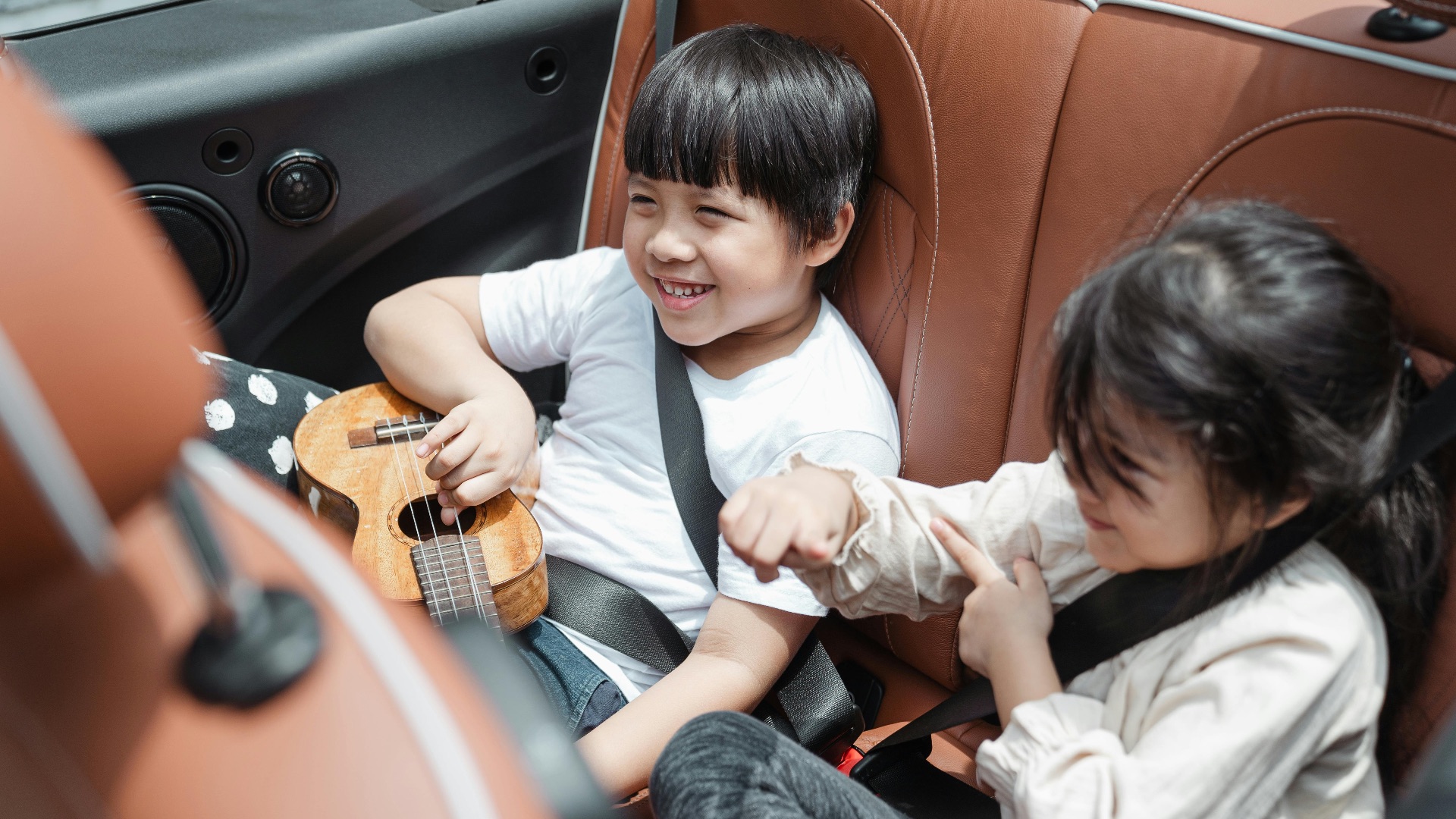 10 façons de rendre la conduite avec des enfants moins stressante et 10 qui ne feront qu’aggraver le chaos