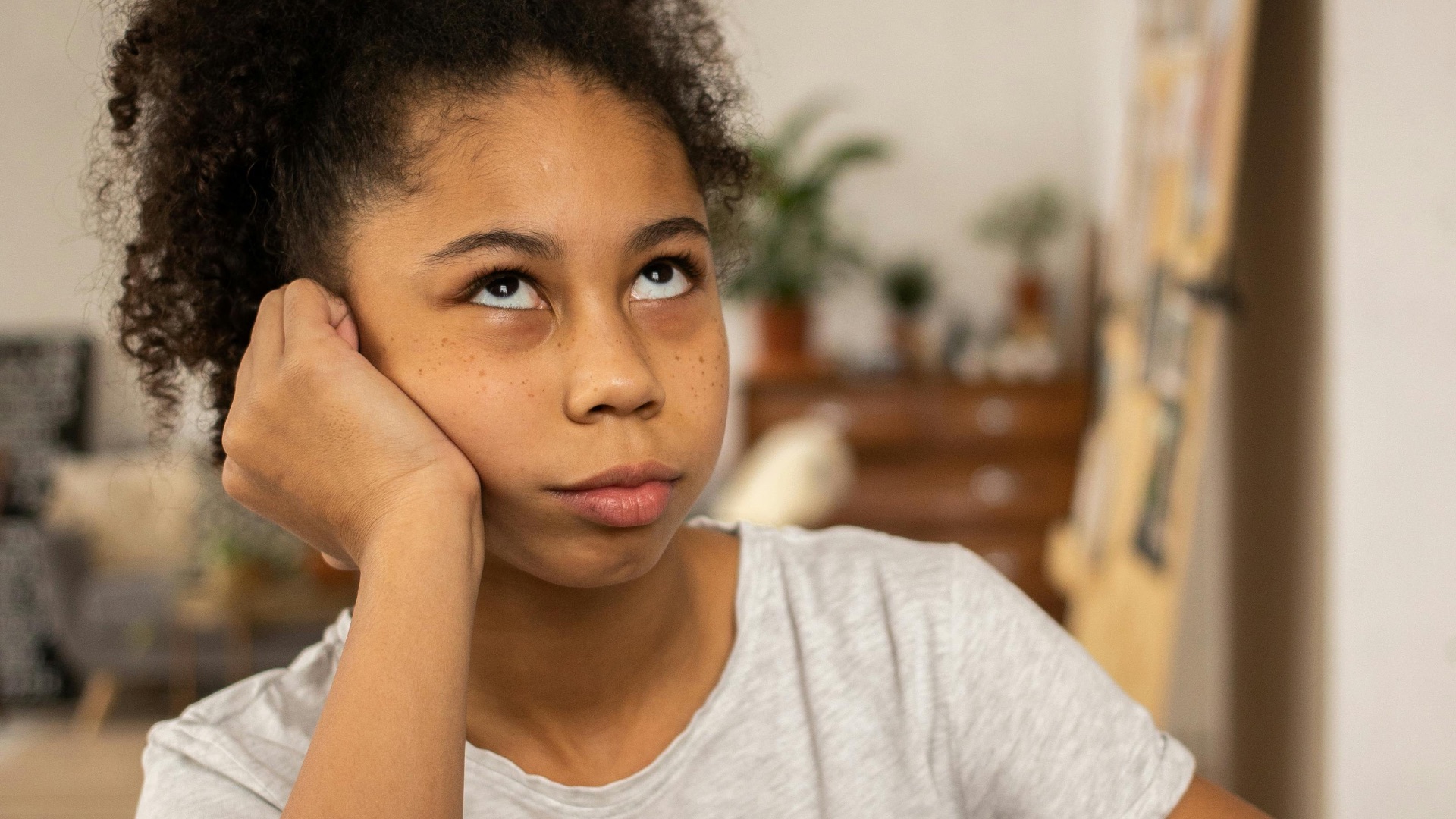 20 signes qui indiquent que votre fille est une fille méchante