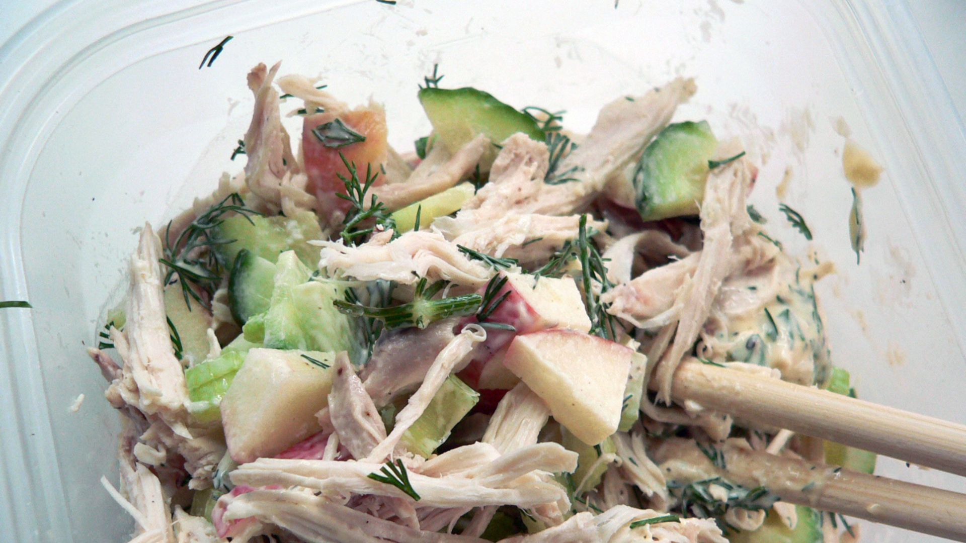 16. Coupes de laitue garnies de salade de poulet