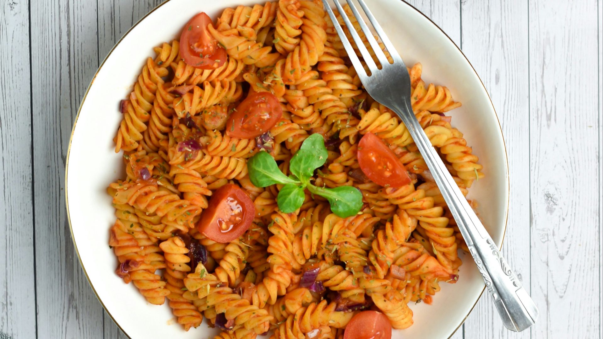 17. Pâtes complètes aux tomates et aux légumes