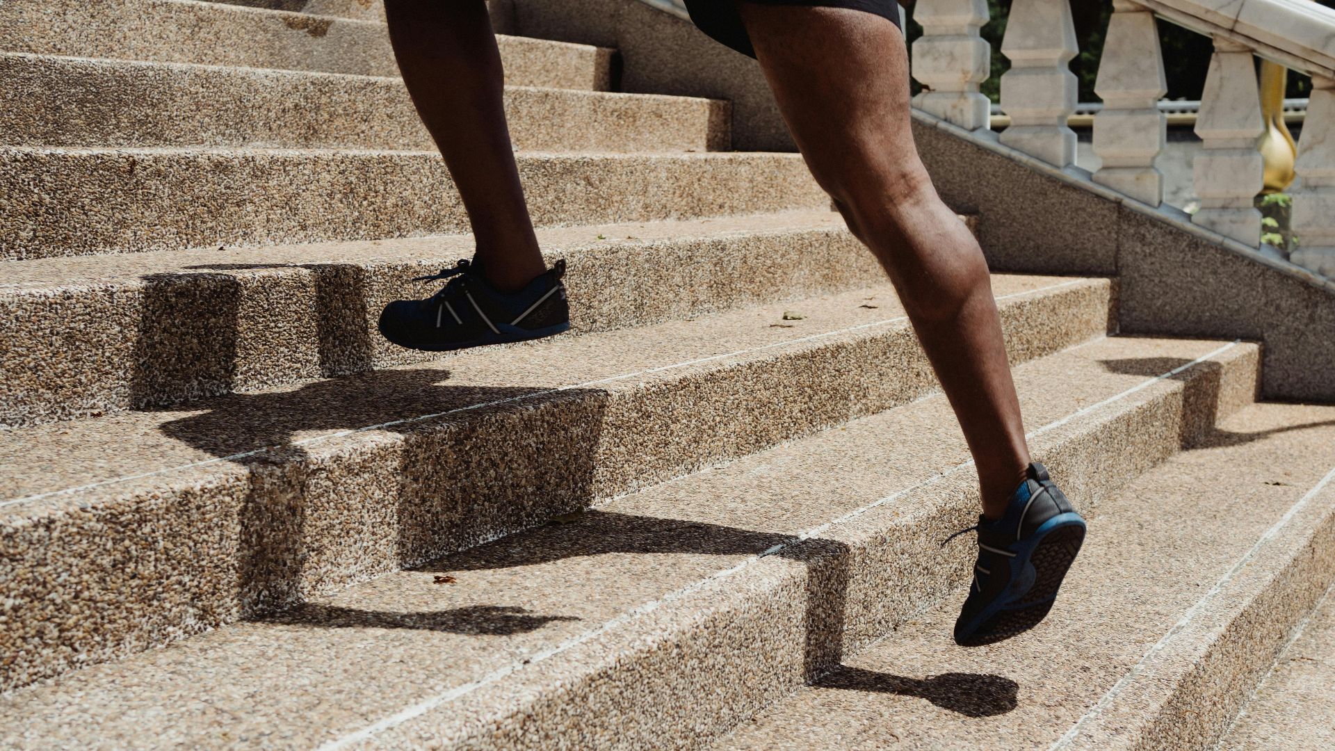 16. Marcher en alternant les pieds sur une marche