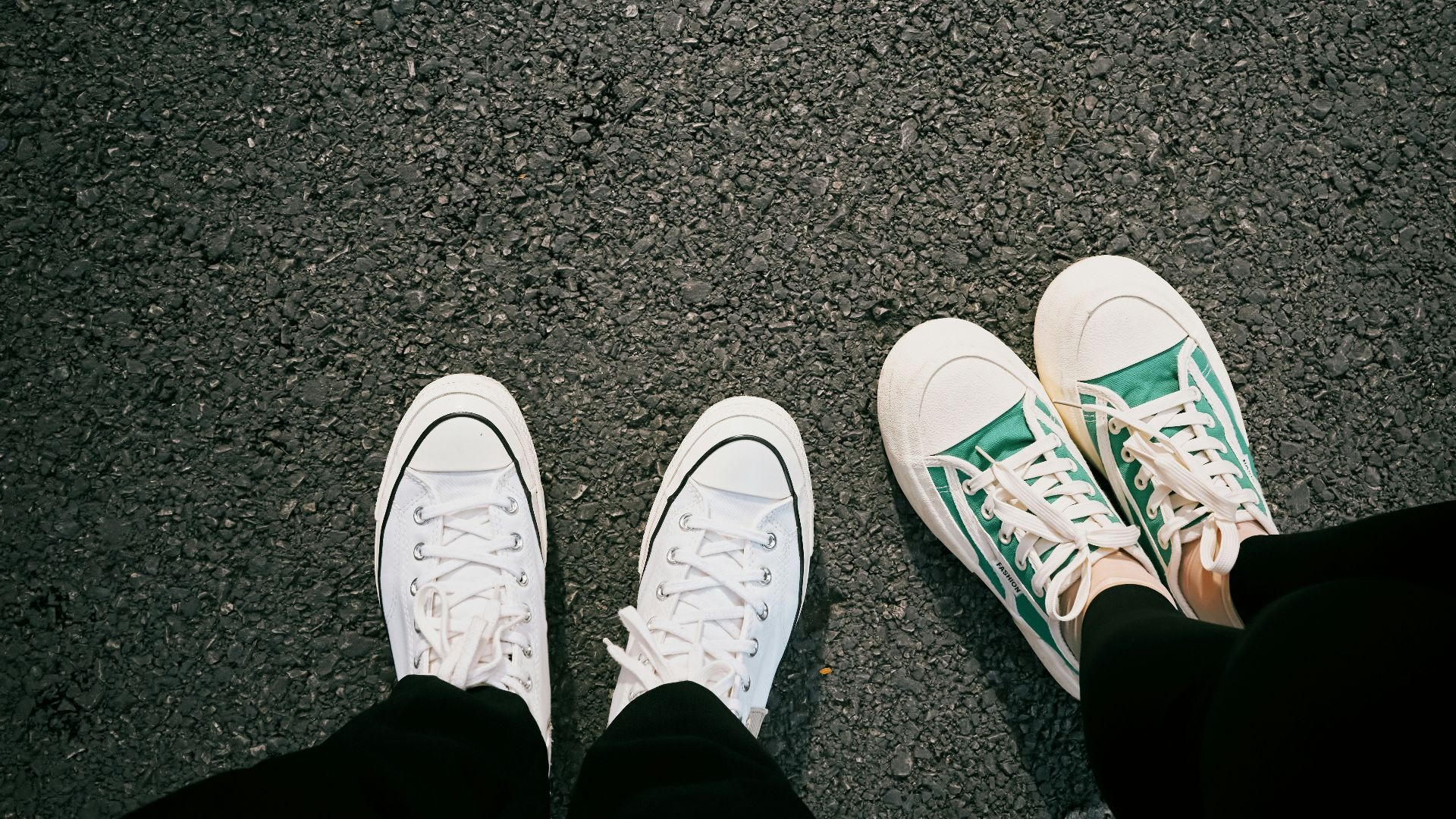 1. Se tenir debout, les pieds joints